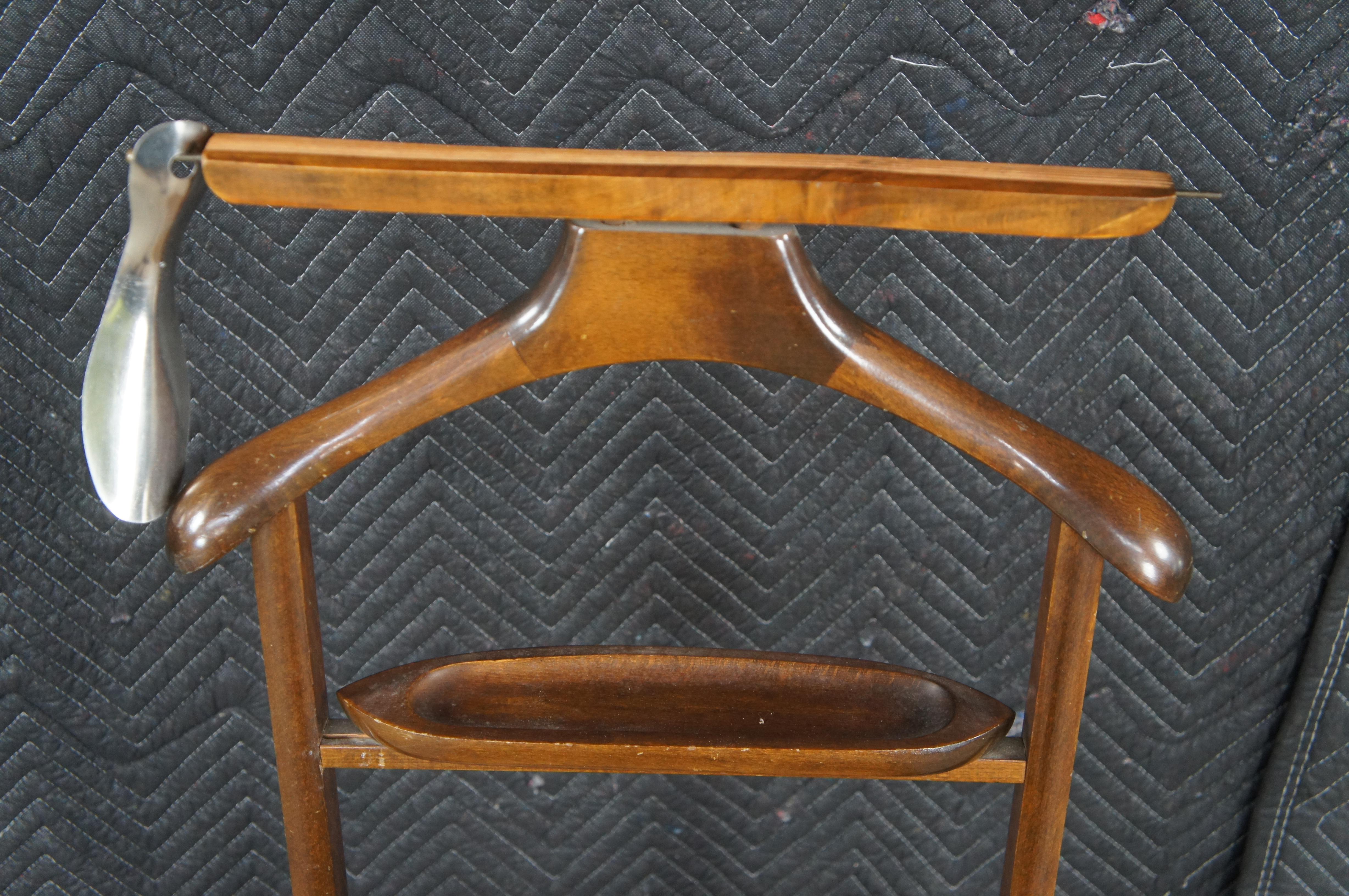 20ième siècle Chaise de valet de chambre pour vêtements d'un gentleman italien du milieu du siècle, siège en jonc MCM en vente