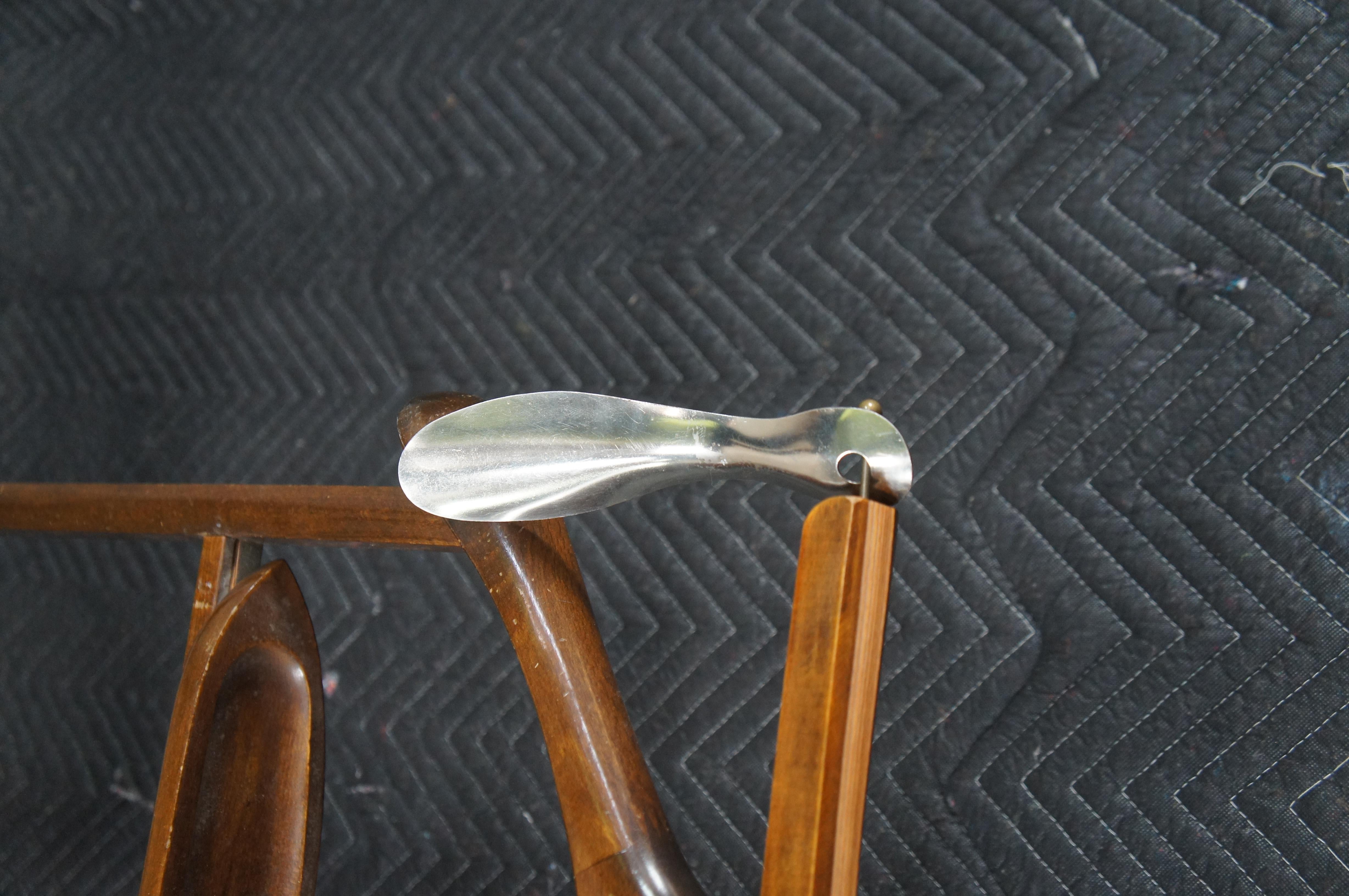 Jonc Chaise de valet de chambre pour vêtements d'un gentleman italien du milieu du siècle, siège en jonc MCM en vente