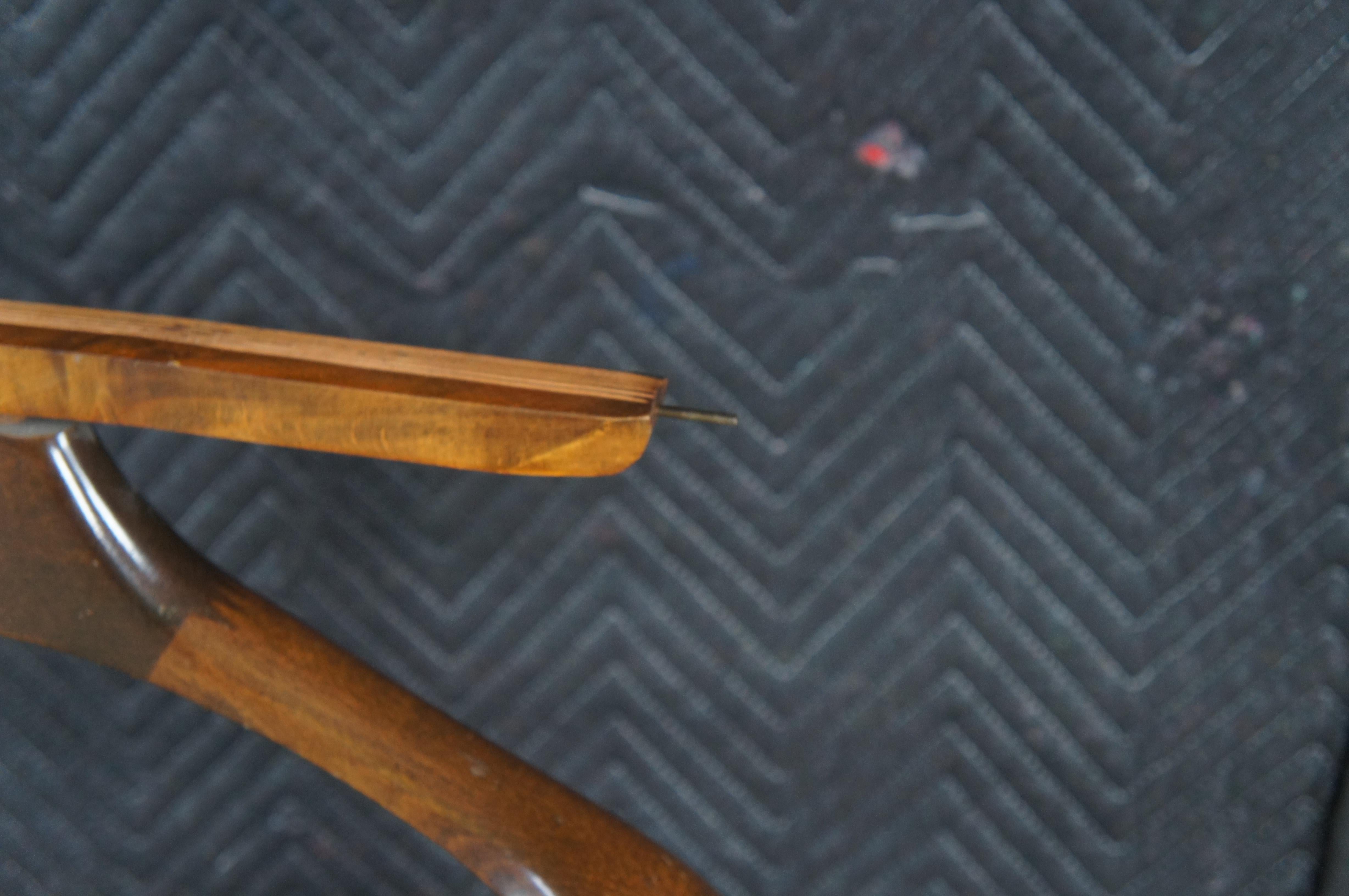 Chaise de valet de chambre pour vêtements d'un gentleman italien du milieu du siècle, siège en jonc MCM en vente 1