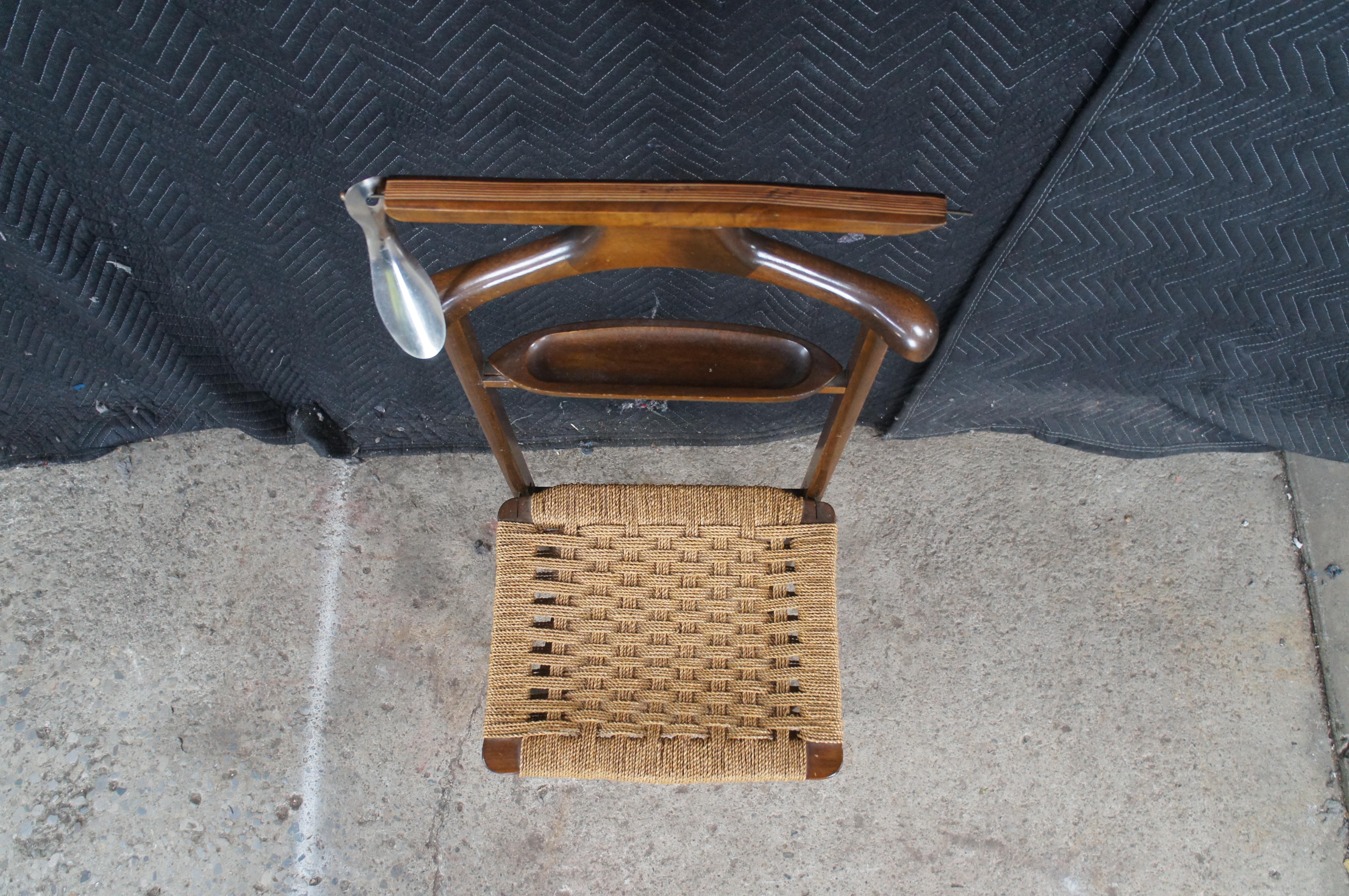 Chaise de valet de chambre pour vêtements d'un gentleman italien du milieu du siècle, siège en jonc MCM en vente 2