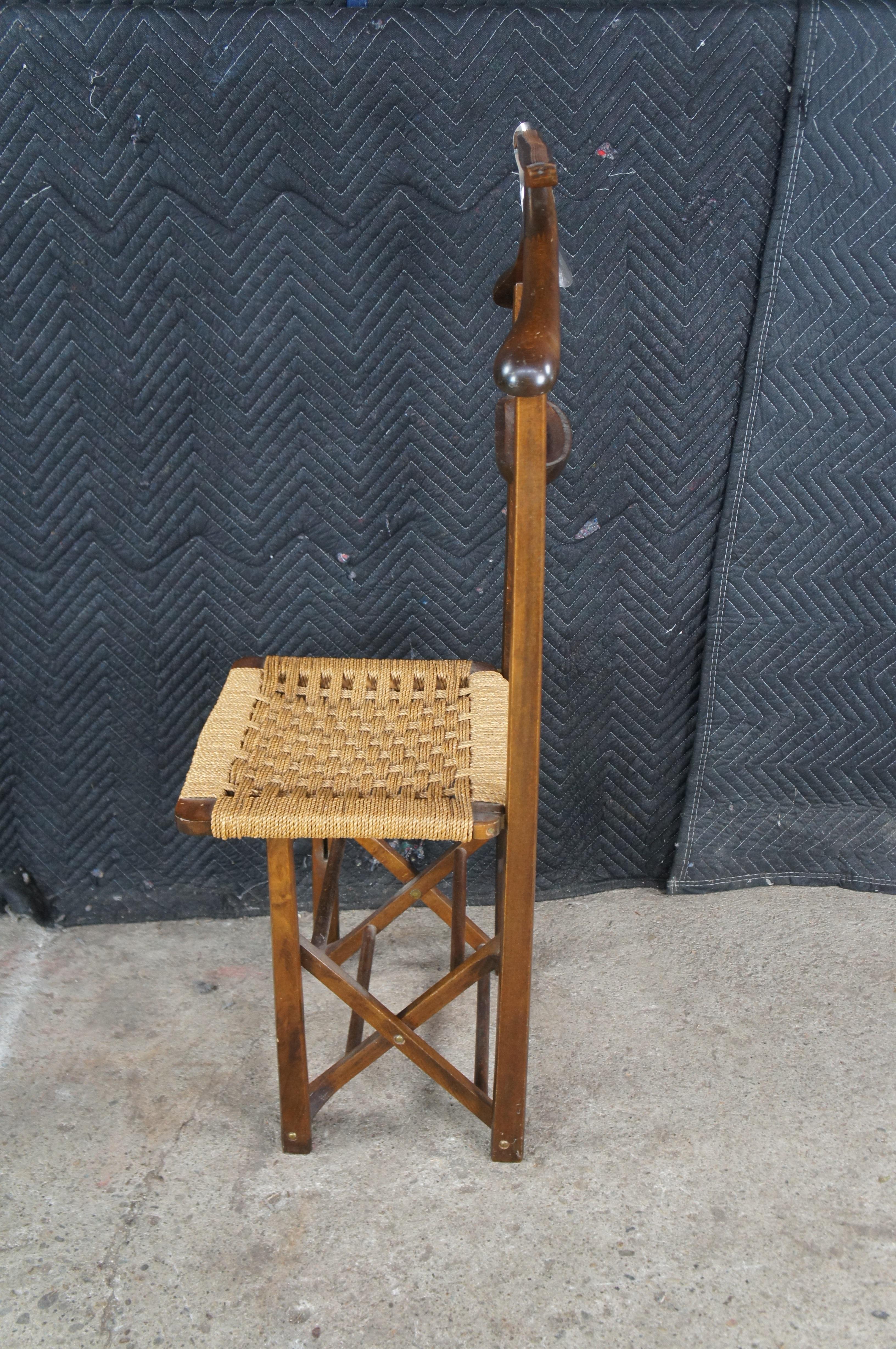 Chaise de valet de chambre pour vêtements d'un gentleman italien du milieu du siècle, siège en jonc MCM en vente 3