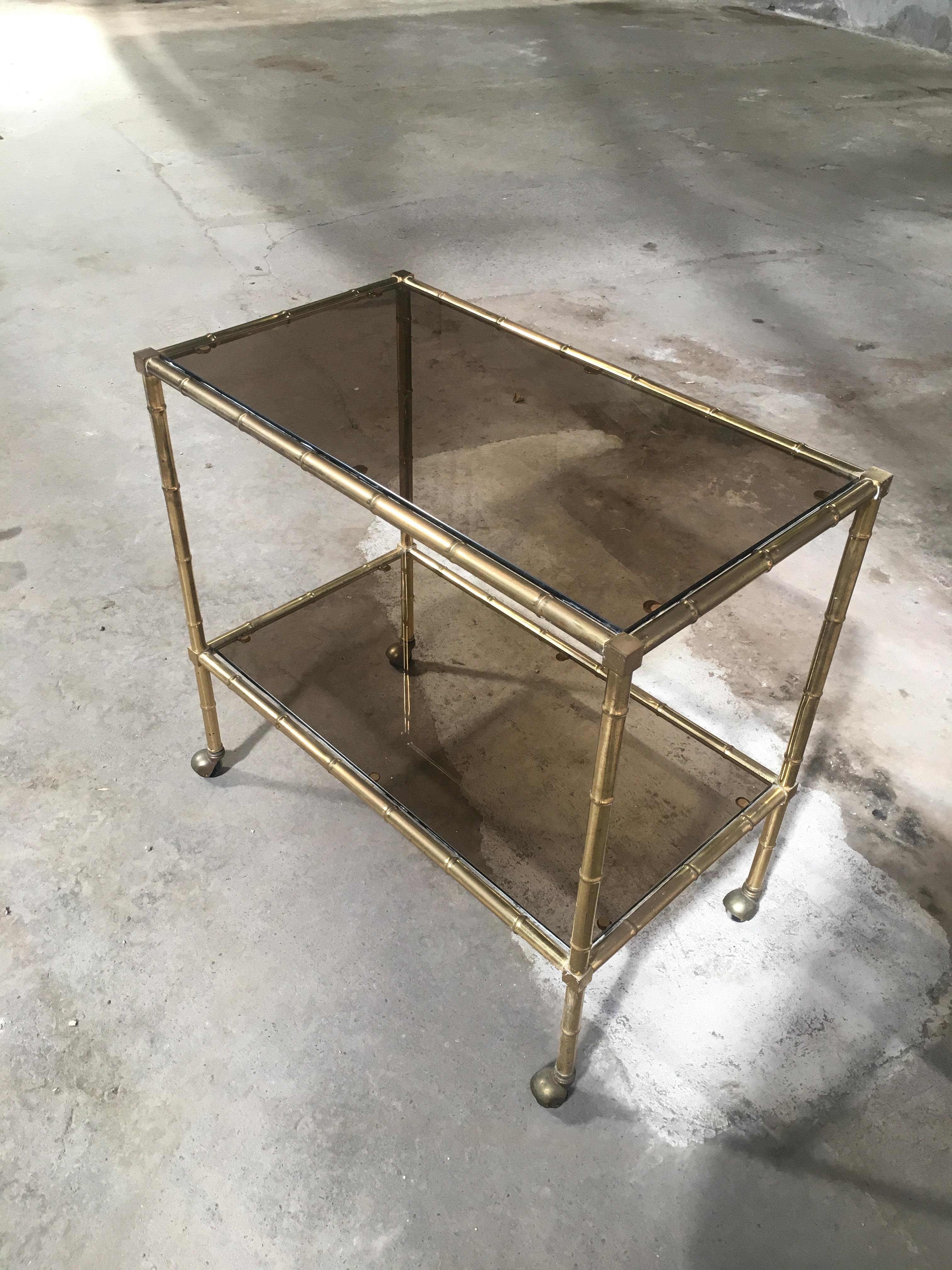 Italian Mid-Century Modern Gilt Metal Faux Bamboo Bar Cart with Smoked Glasses In Good Condition In Prato, IT