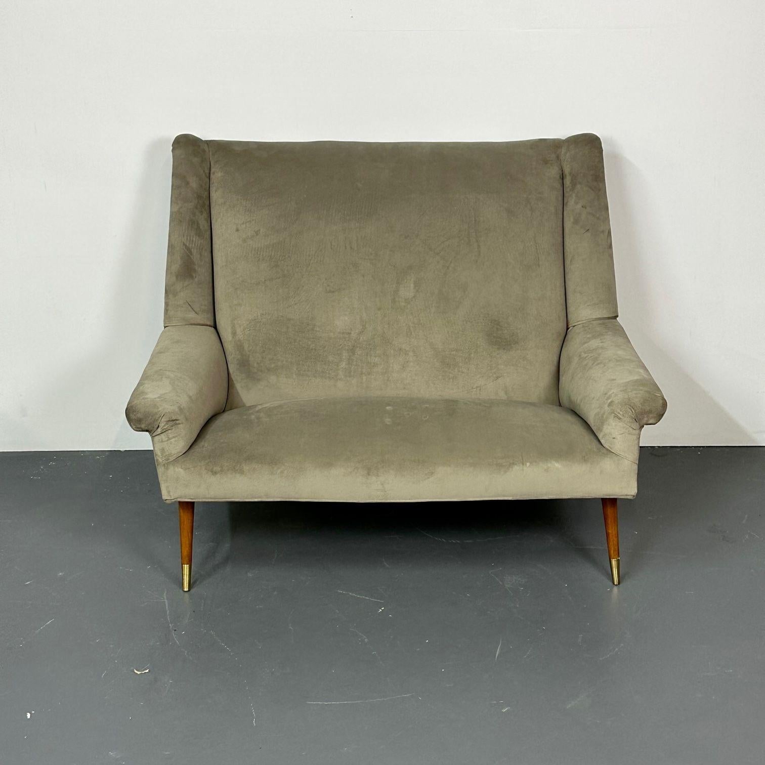 Italian Mid-Century Modern Gio Ponti Style Unsigned sofa / settee, velvet, Walnut, 1950s

Handsome two seater Italian small sofa or settee of the mid-century period. Having curved walnut legs finished with a light polish and brass sabots on all