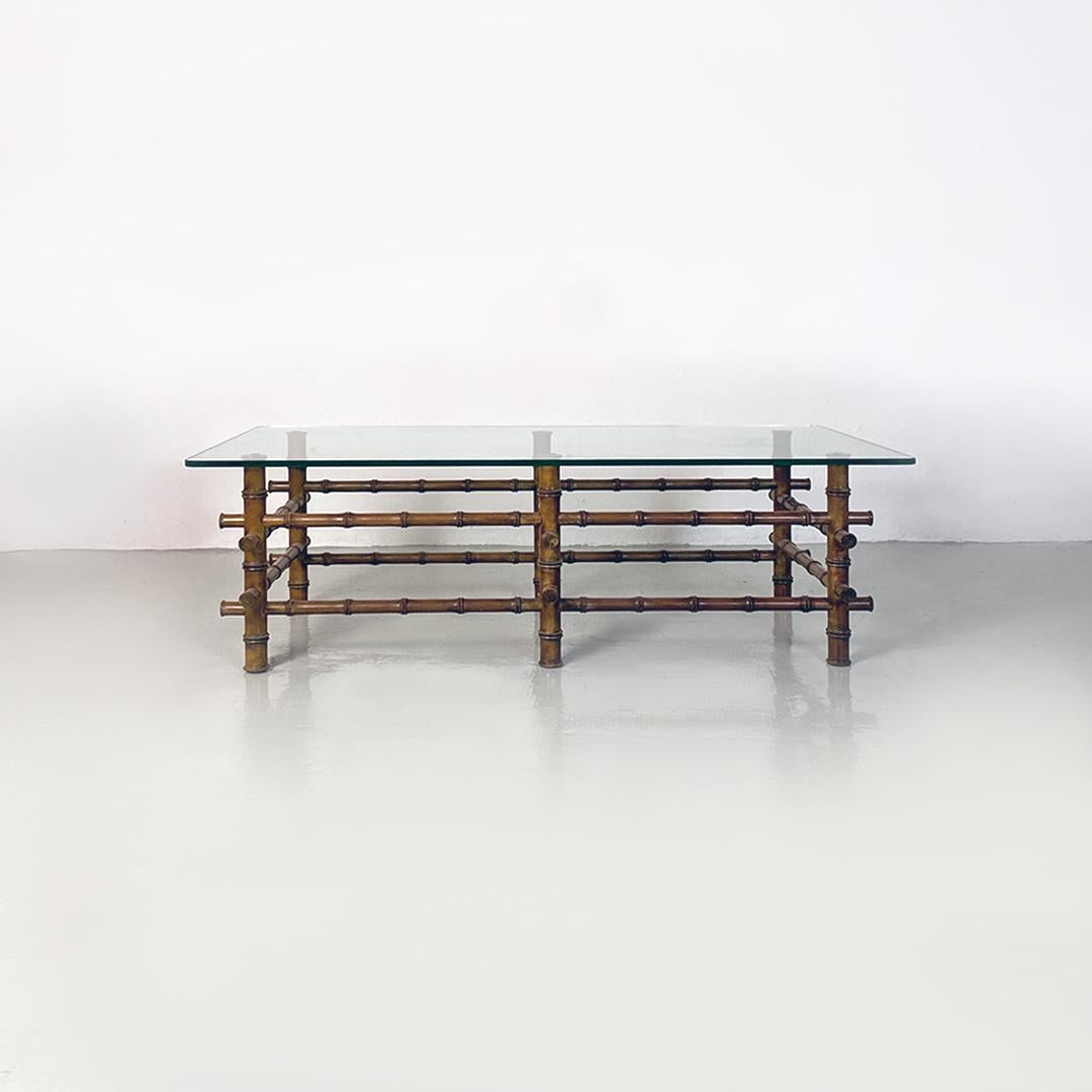 Mesa de café o sofá italiana de mediados de siglo de cristal y bambú, años 60
Particular mesa de centro con piano rectangular de cristal, con esquinas redondeadas y estructura de seis patas con sección redonda de bambú. Tiene arañazos en la parte