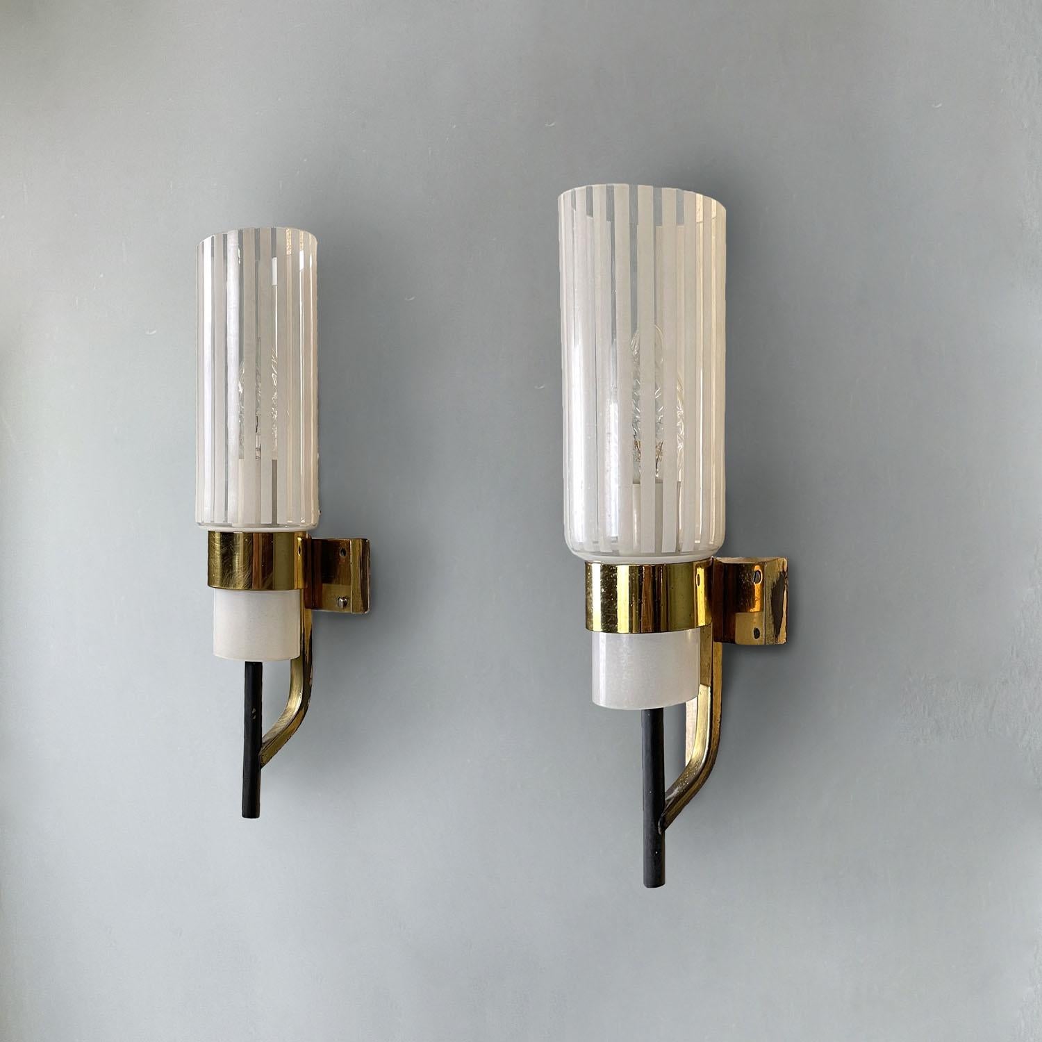 Italian mid-century modern glass and golden metal cylindrical appliques, 1960s
Pair of round base appliques. The lampshade is made of cylindrical glass with a geometric decoration given by the alternation of transparent and opaque glass. The support