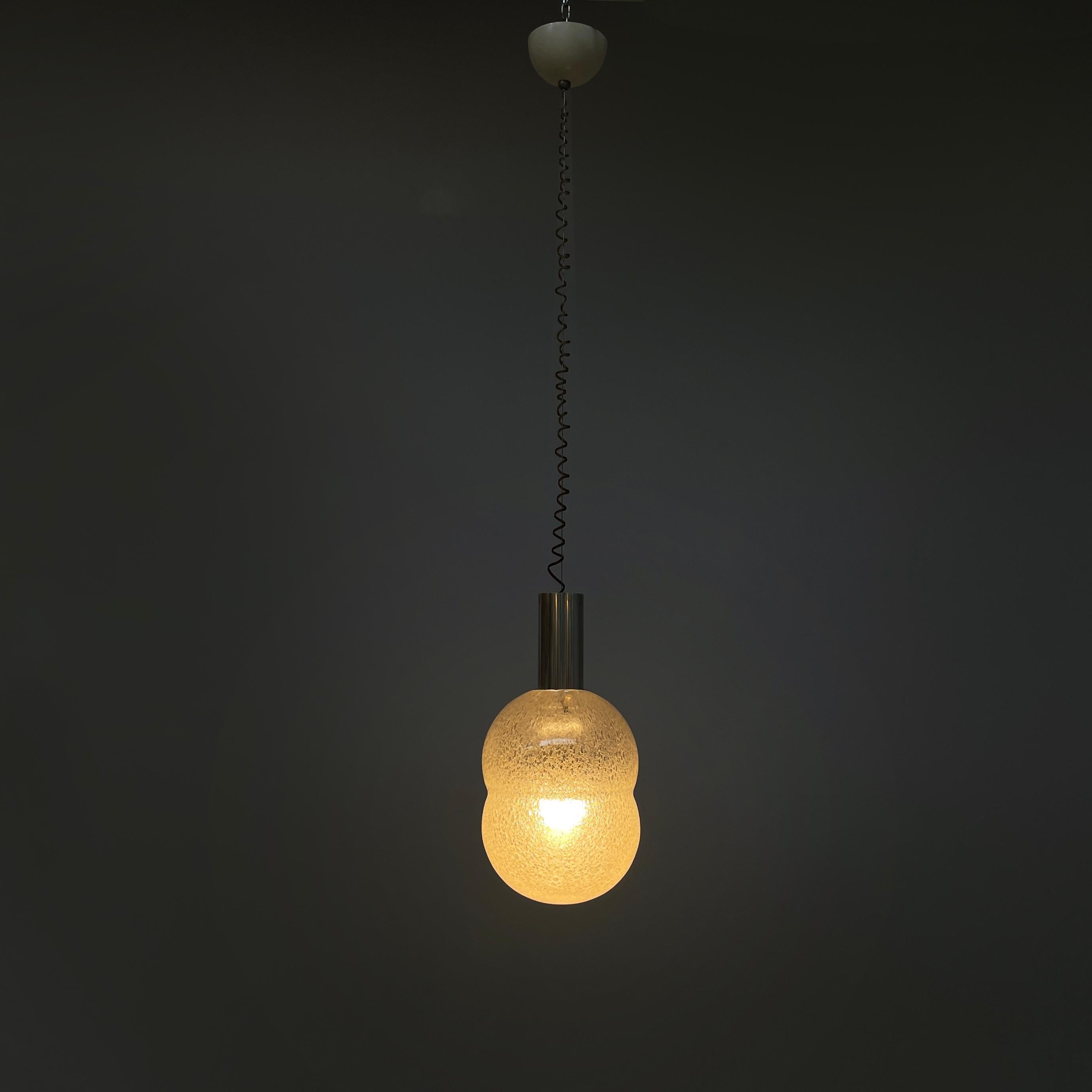 Italian mid-century modern Glass Chandelier Bilobo by Tobia Scarpa for Flos, 1960s
Chandelier mod. Bilobo with rounded diffuser in Murano bollicine glass. The structure that supports the diffuser is made of aluminium. Dome-shaped ceiling attachment