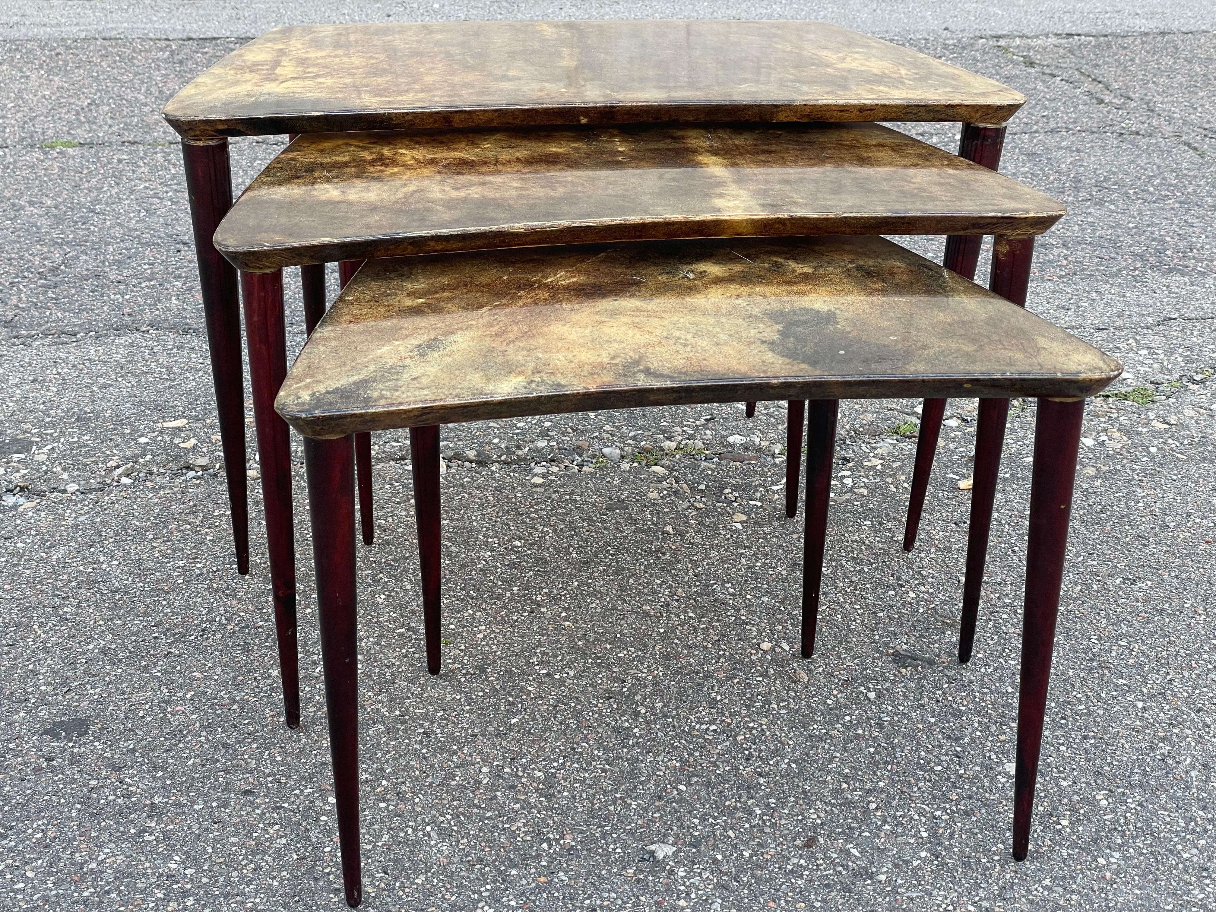 Original Aldo Tura Schachteltische. Ein Ausreißer in der Welt der italienischen Möbel aus der Mitte des Jahrhunderts. Die wunderschön gefertigten Tische aus lackiertem Ziegenleder sind jedes für sich ein Unikat mit viel Liebe zum Detail, zur