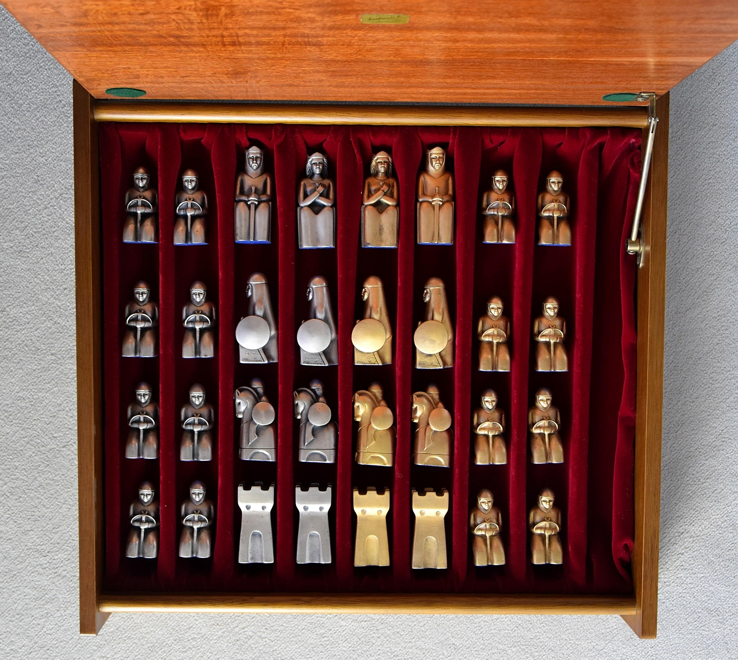 Italian Mid-Century Modern Gold and Silver Chess Set 12