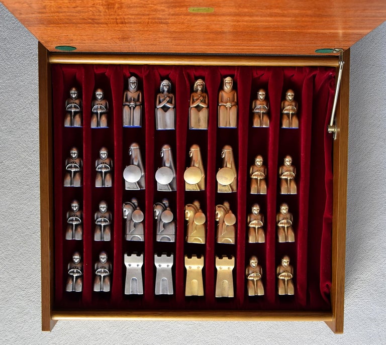 Italian Mid-Century Modern Gold and Silver Chess Set For Sale 12