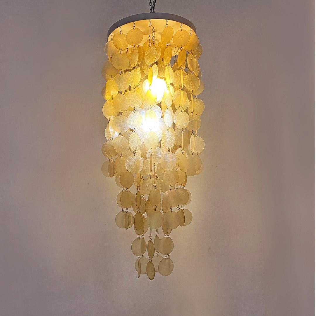 Italian Mid-Century Modern golden plastic Cascade Chandelier, 1970s
Cascade chandelier composed of a round plate in white metal and suspended chains of different sizes, to which are anchored some hanging discs in gold-colored plastic, linked to