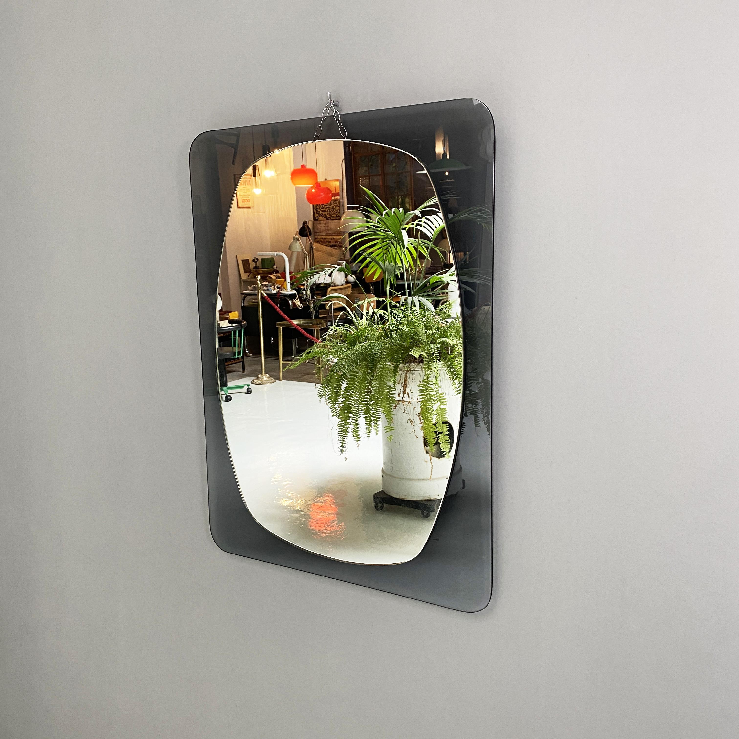 Italienischer Mid-Century Modern-Spiegel aus grauem Glas, 1970er Jahre im Angebot 3