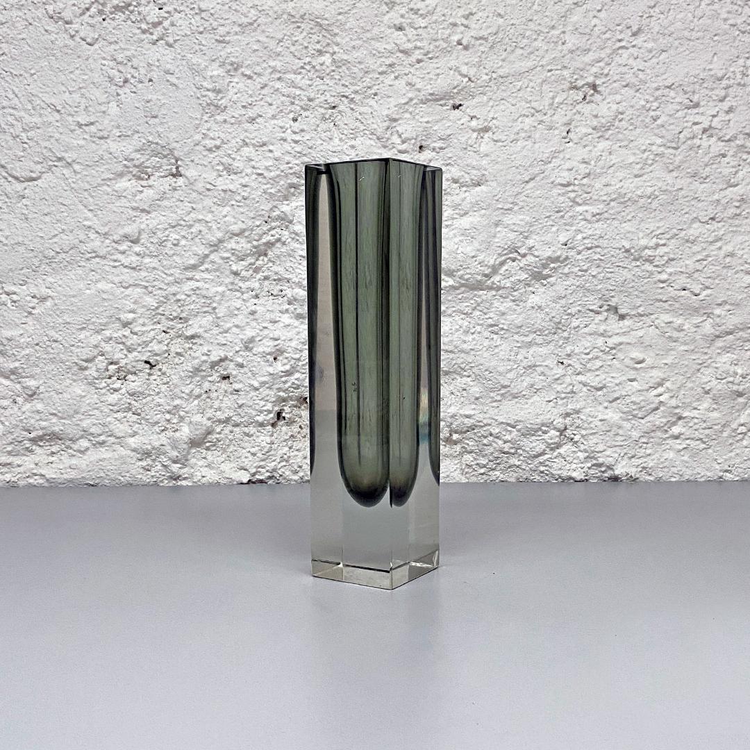 Italian Mid-Century Modern gray murano glass Sommersi series, 1960s
Gray Murano glass vase from the I Sommersi series.

Excellent condition, a nuisance at the base.

Measures: 7 x 26 H cm.