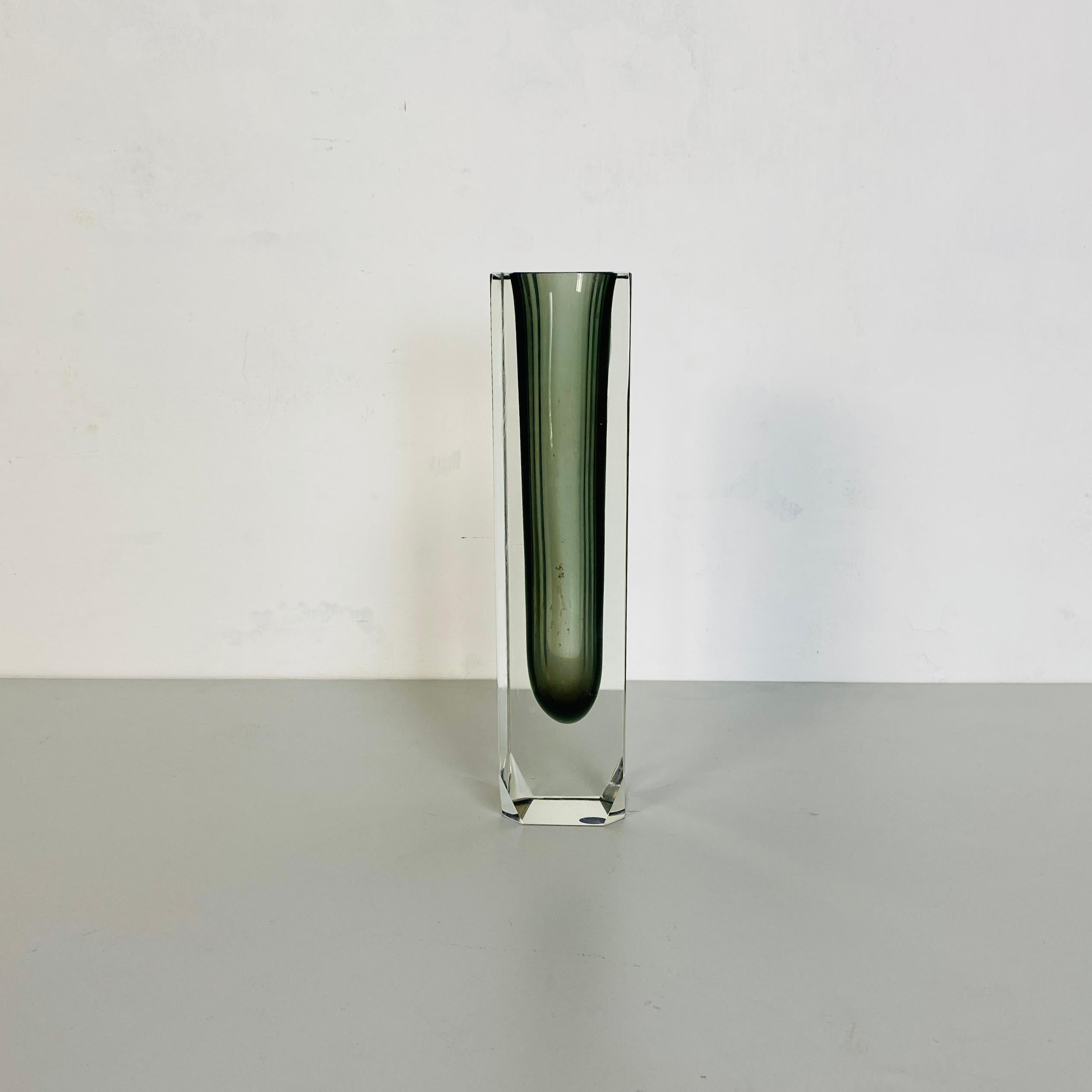 Italienische Mid-Century Modern graues Muranoglas Sommersi Serie, 1960er Jahre
Graue Vase aus Muranoglas aus der Serie I Sommersi.
Diese fantastische Serie von Murano-Glas-Vase mit verschiedenen farbigen Schattierungen, ist die i sommersi Serie Vase