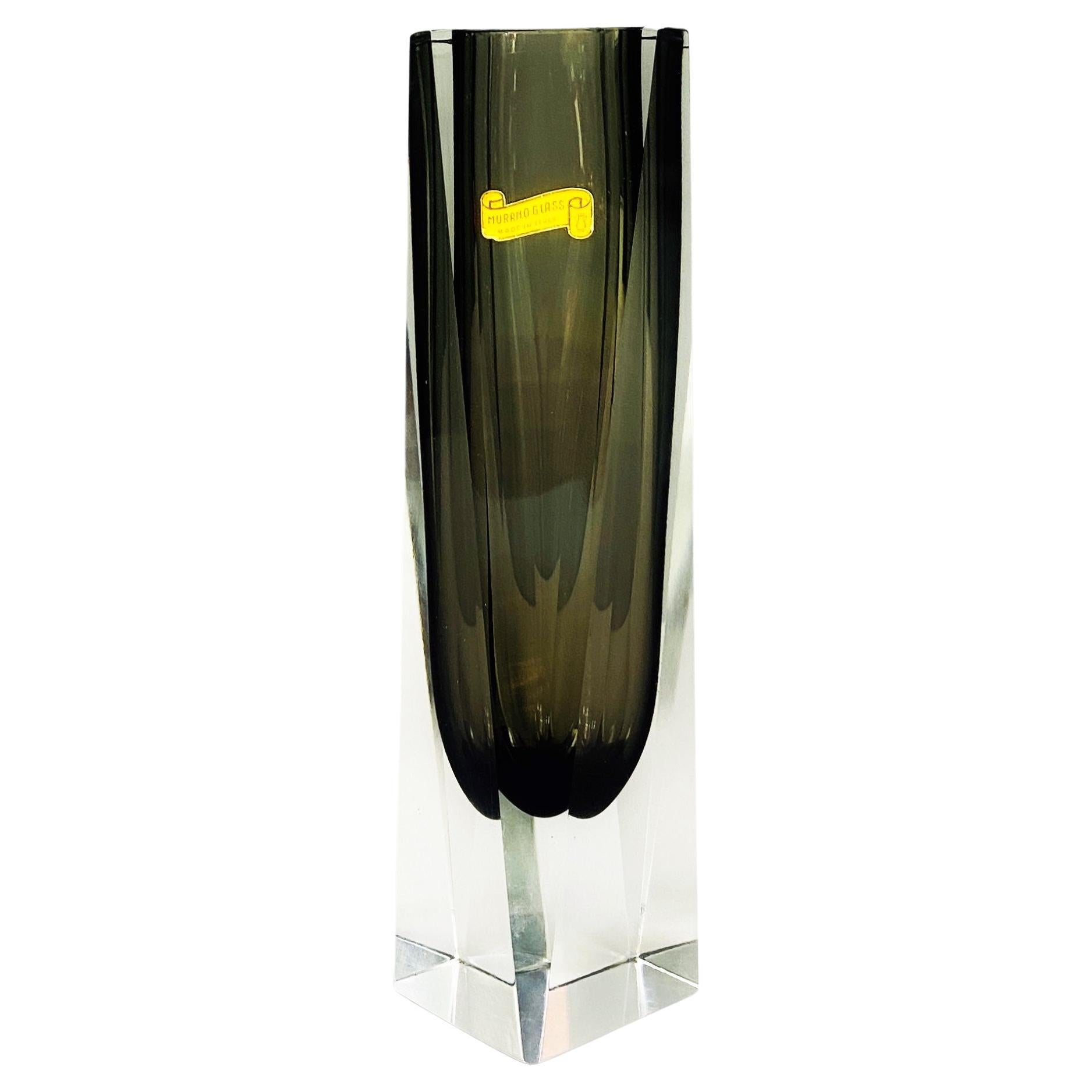 Italienische moderne Vase aus grauem Muranoglas mit grünen und trasparenten Schattierungen, 1970er Jahre
Glasvase aus Murano Italien aus der Serie I Sommersi.

1960er Jahre

Dies ist Teil der fantastischen Serie von Murano-Glas Vase und