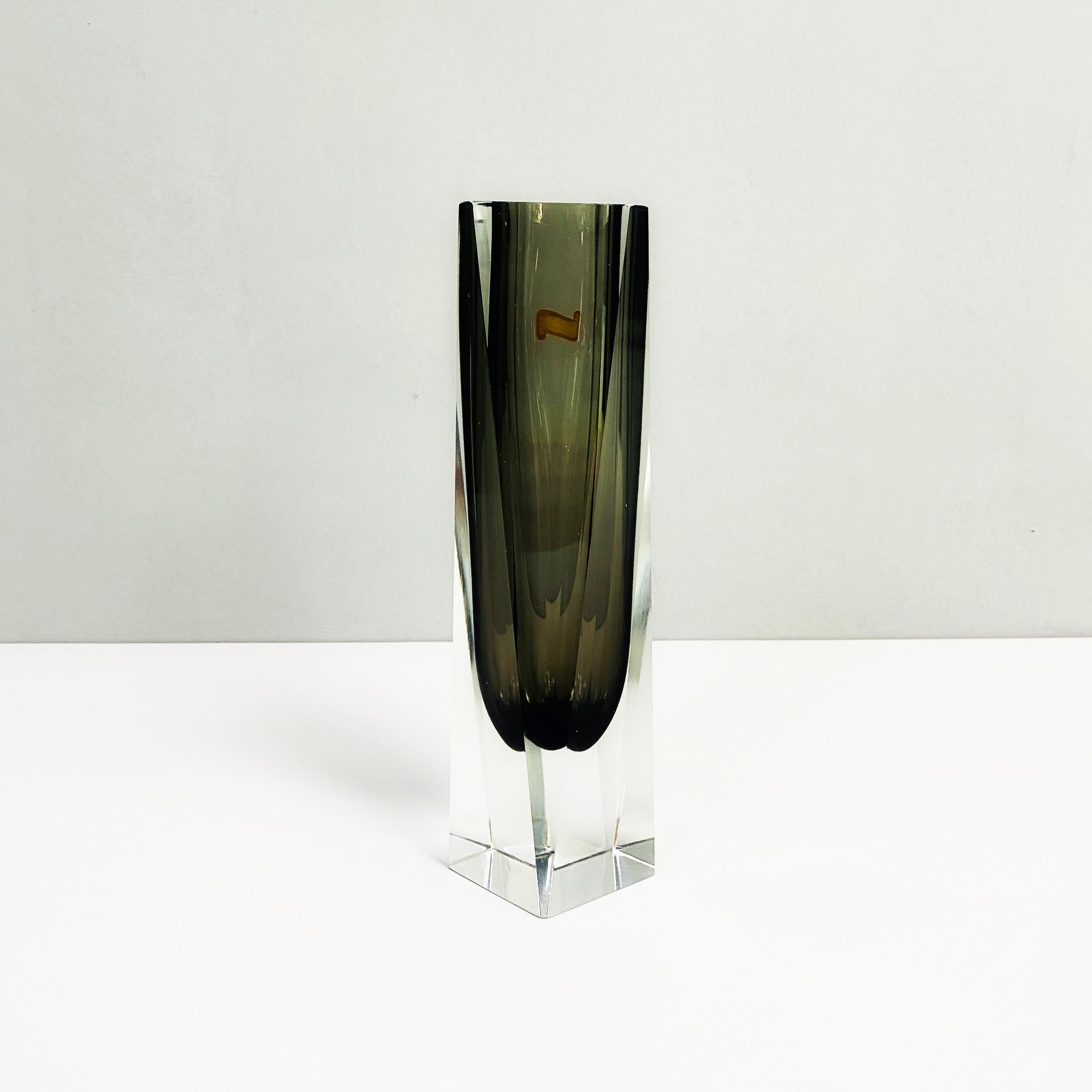 Italienische Vase aus grauem Muranoglas aus der Mitte des Jahrhunderts, 1970er Jahre (Moderne der Mitte des Jahrhunderts) im Angebot