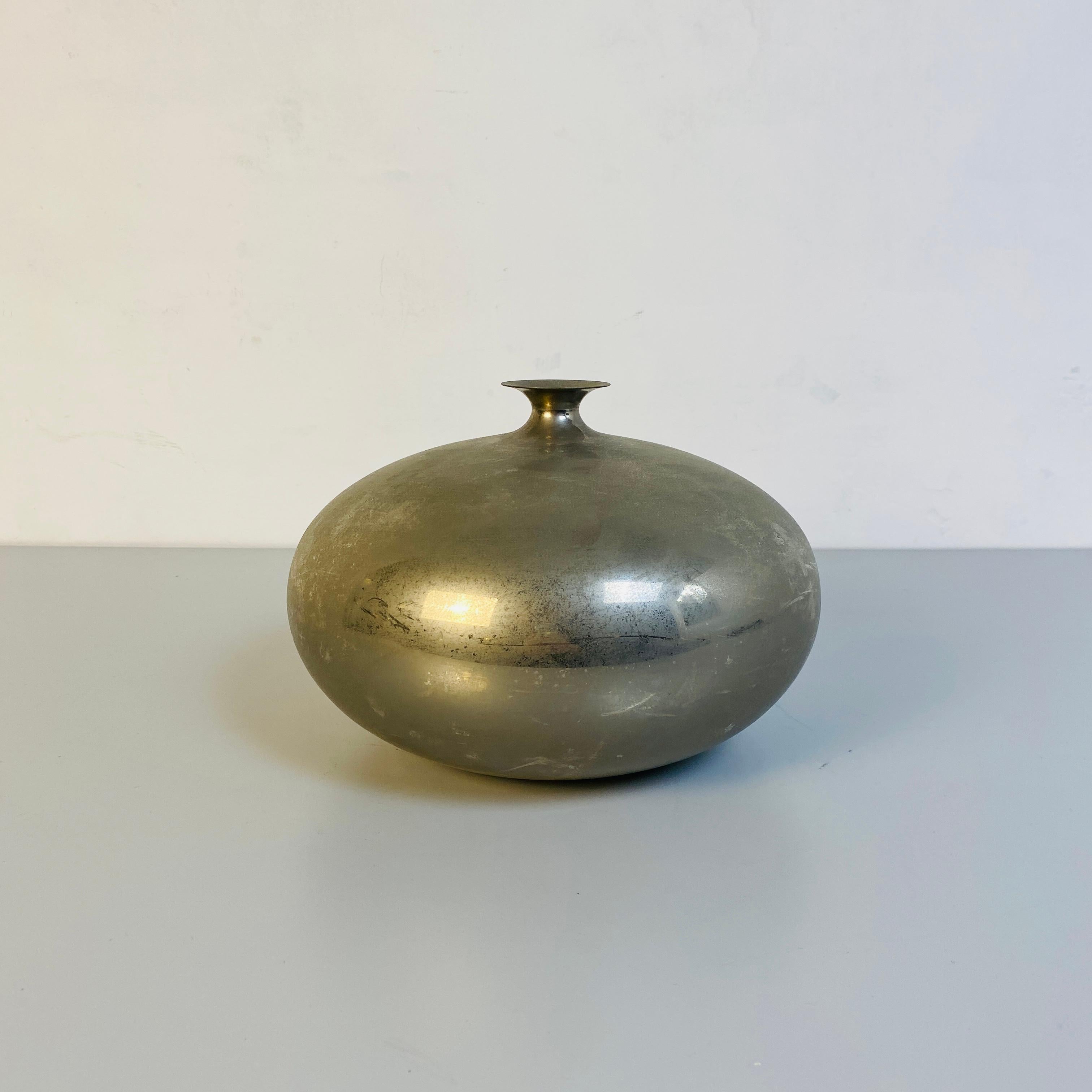 Italian Mid-Century Modern gray pewter rounded vase 1970s
Rounded pewter vase, slightly satin-finished surface.

Good condition, with dents on the metal visible in the photos.

Measures in cm 25 x 18 H.
   