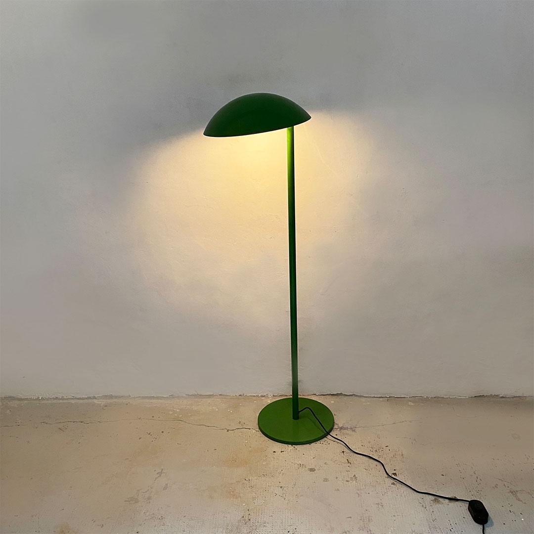 Italian Mid-Century Modern green enamelled metal floor lamp, 1970s
Floor lamp in green enamelled metal, with circular base, round section stem and rounded lampshade, with matt white painted interior.
1970s.
Good condition, several marks on the