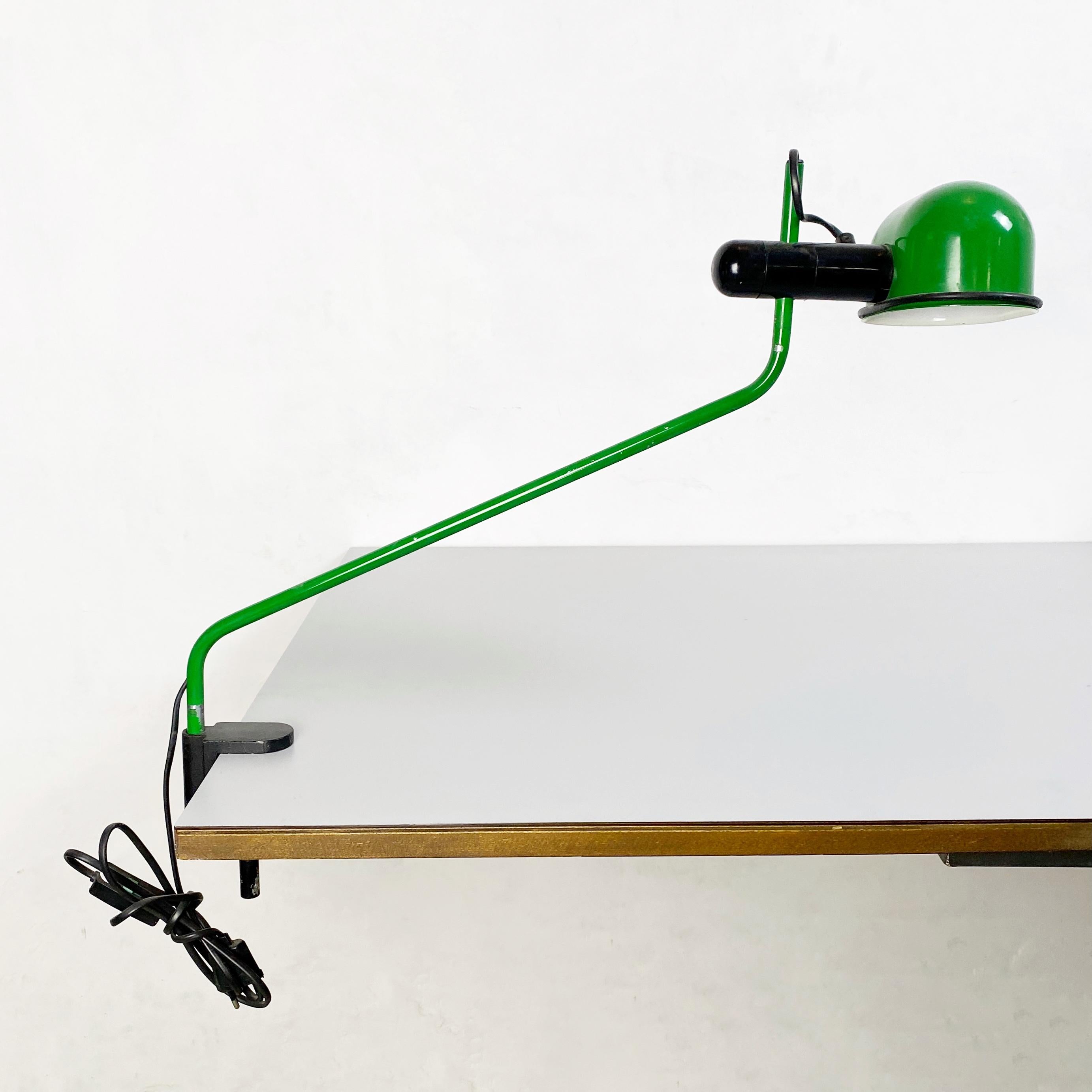 Lampe de table italienne à pince en métal vert, 1980
Lampe de table à pince en métal peint en vert et blanc avec des détails en plastique noir. Structure réglable.
Parfait pour travailler et courir avec une ampoule 220v et 120v
C'est une lampe très