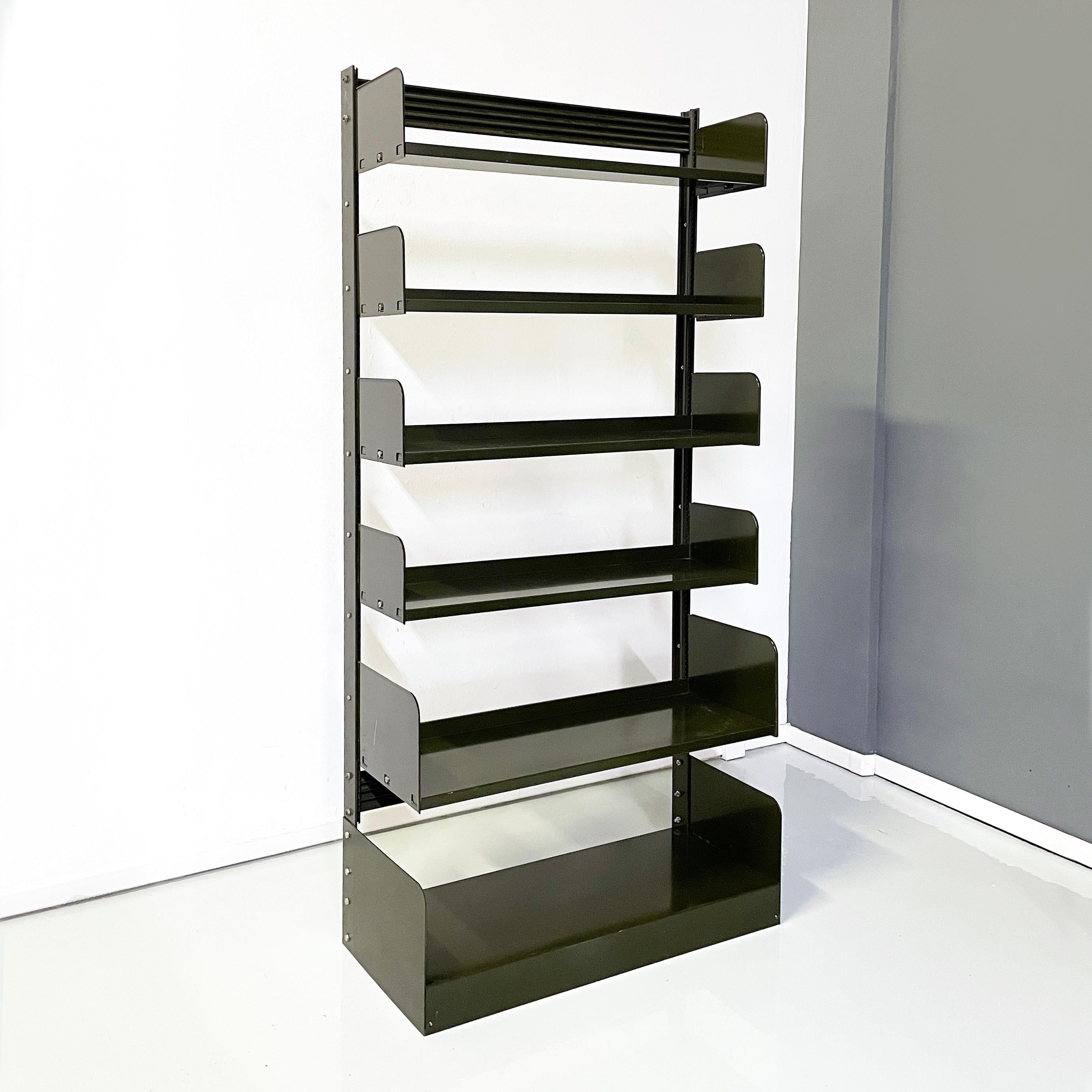 Italian mid-century modern green Modular bookcase Congresso  by Lips Vago, 1960s
Modular bookcase mod. Congresso with structure entirely in dark green metal, original of the time. The structure is made up of 3 modules, which can be used together or