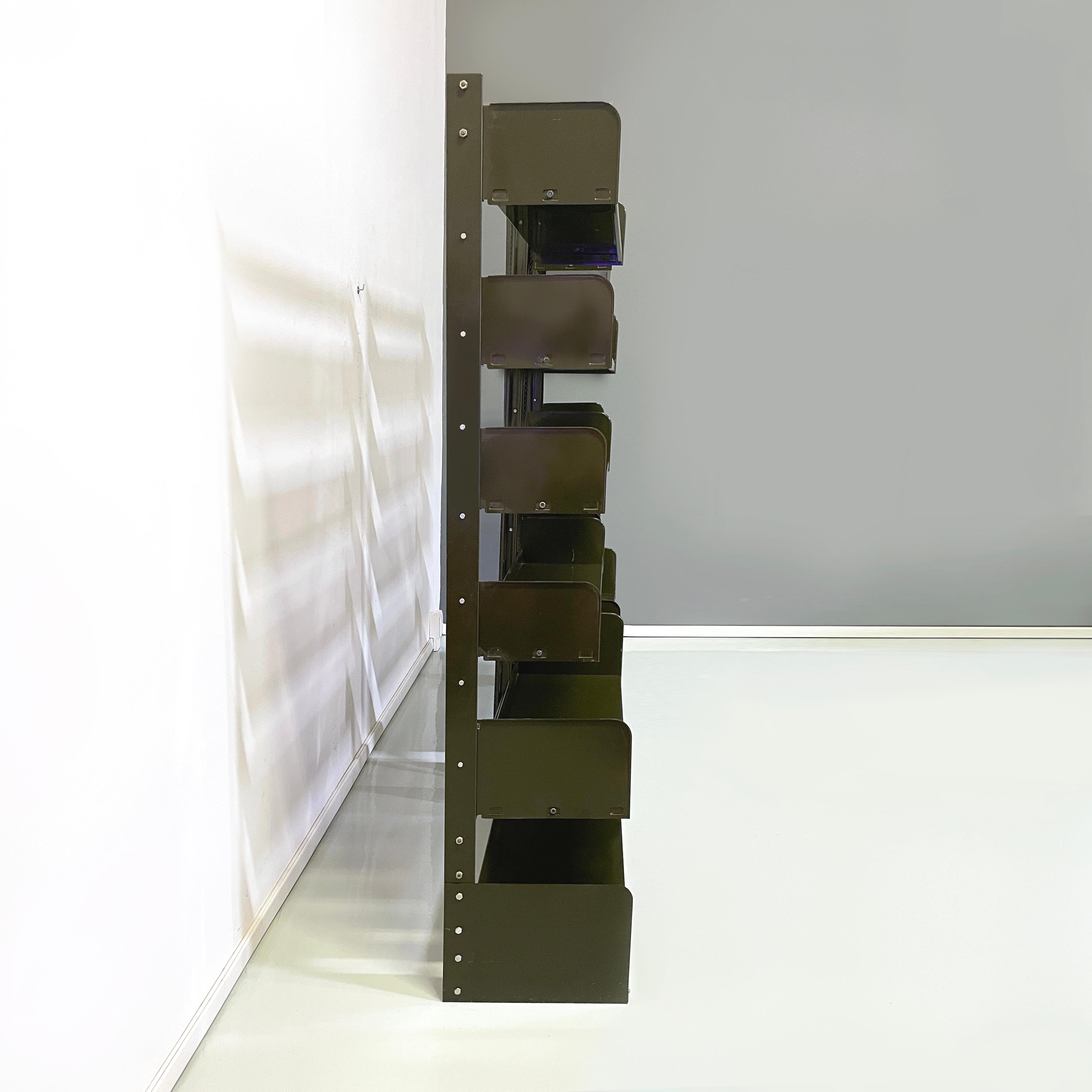 Italian mid-century modern green Modular bookcase Congresso  by Lips Vago, 1960s
Modular bookcase mod. Congresso with structure entirely in dark green metal, original of the time. The structure is made up of 2 modules, which can be used together or