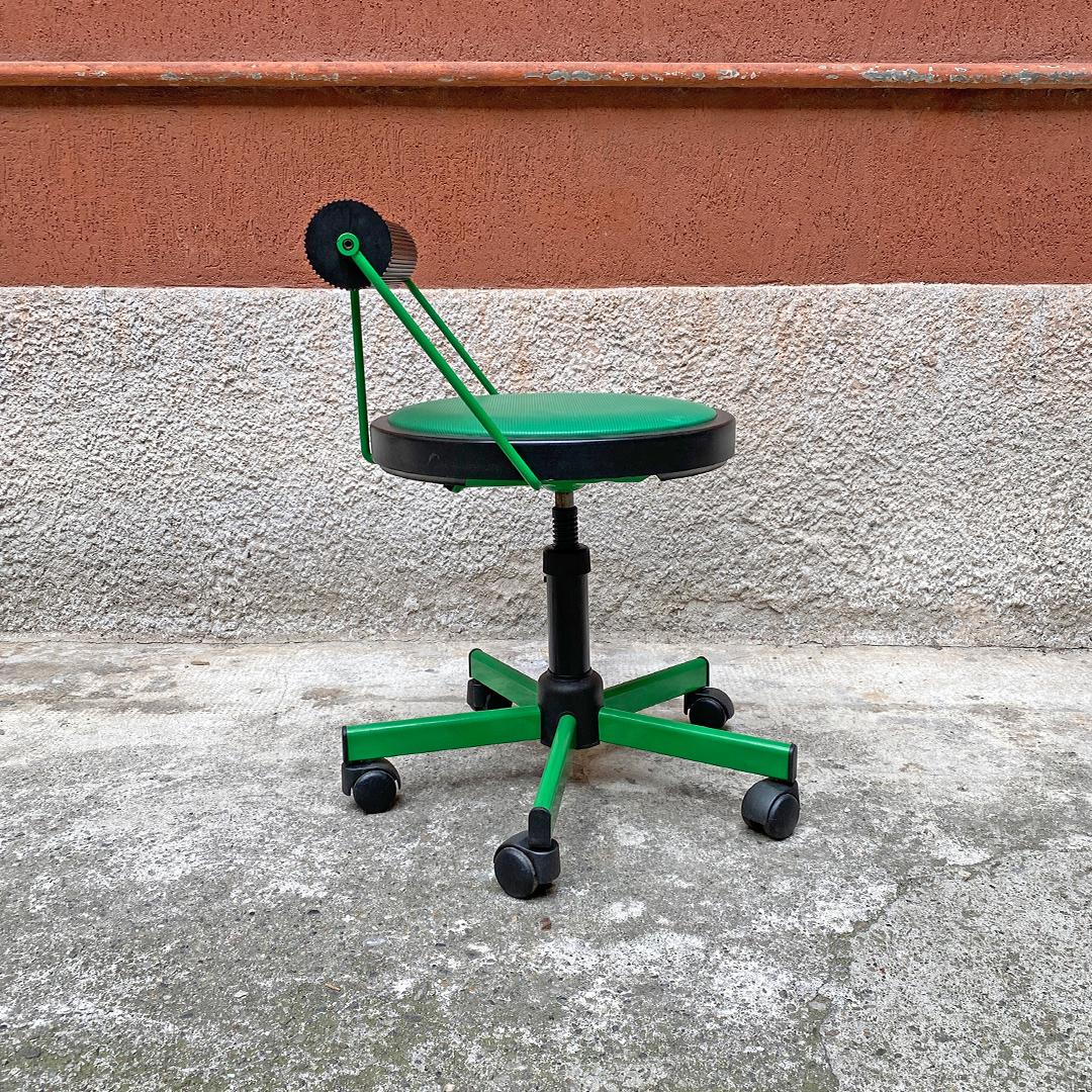 Italian Mid-Century Modern green swivel chair with rubber pads, 1980s
Green swivel chair on wheels with green seat and backrest made up of two cylindrical rubber pads.

Very good condition

Measurements 54 x 68 H cm.