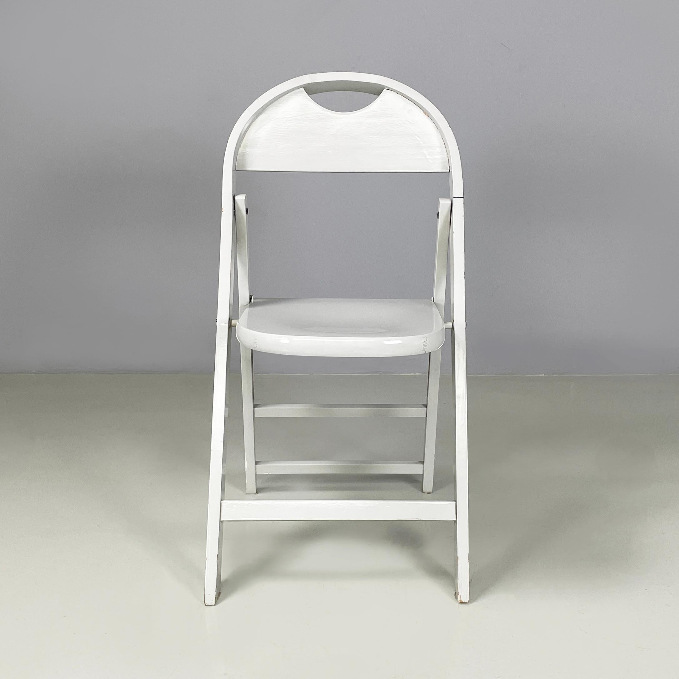 Sedia pieghevole italiana di metà secolo in legno grigio Tric di Achille e Pier Giacomo Castiglioni, anni '60
Sedia pieghevole mod. Tric interamente in legno verniciato in grigio chiaro. La seduta e lo schienale hanno una forma arrotondata. The legs