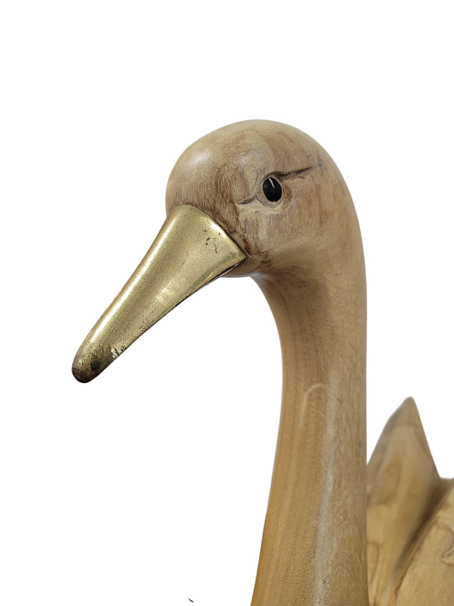 Cygne italien en bois sculpté à la main avec bec en laiton, c.1960s-70s. en vente 3