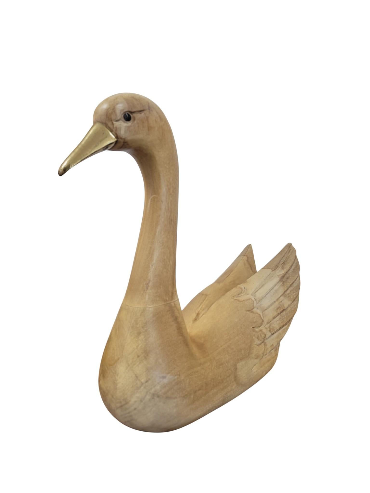 Cygne italien en bois sculpté à la main avec bec en laiton, c.1960s-70s. en vente 4