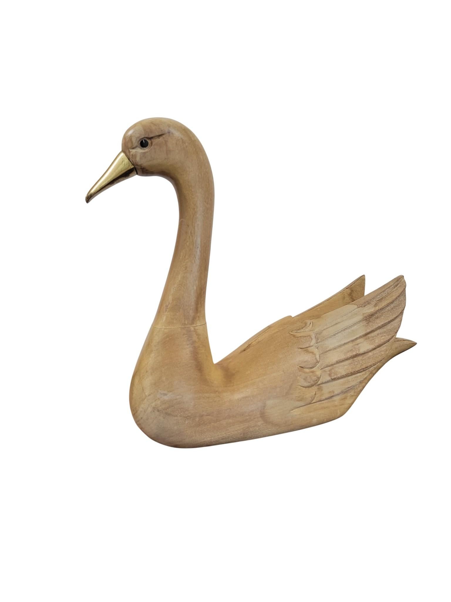 Cygne italien en bois sculpté à la main avec bec en laiton, c.1960s-70s. en vente 5