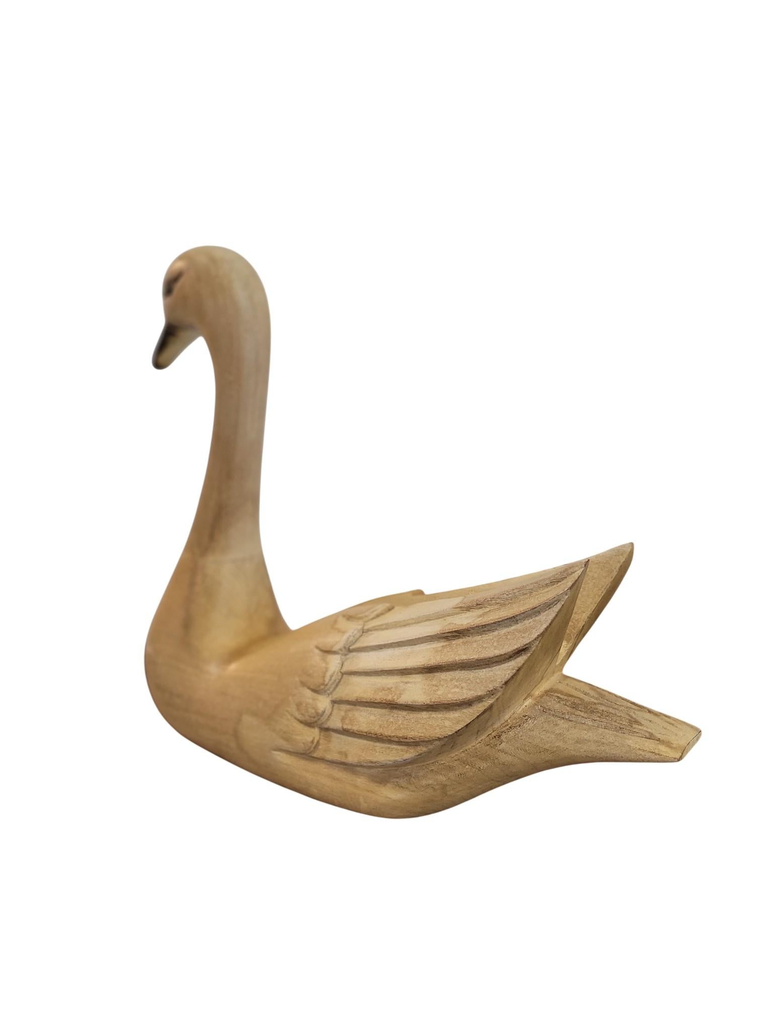 Cygne italien en bois sculpté à la main avec bec en laiton, c.1960s-70s. en vente 6