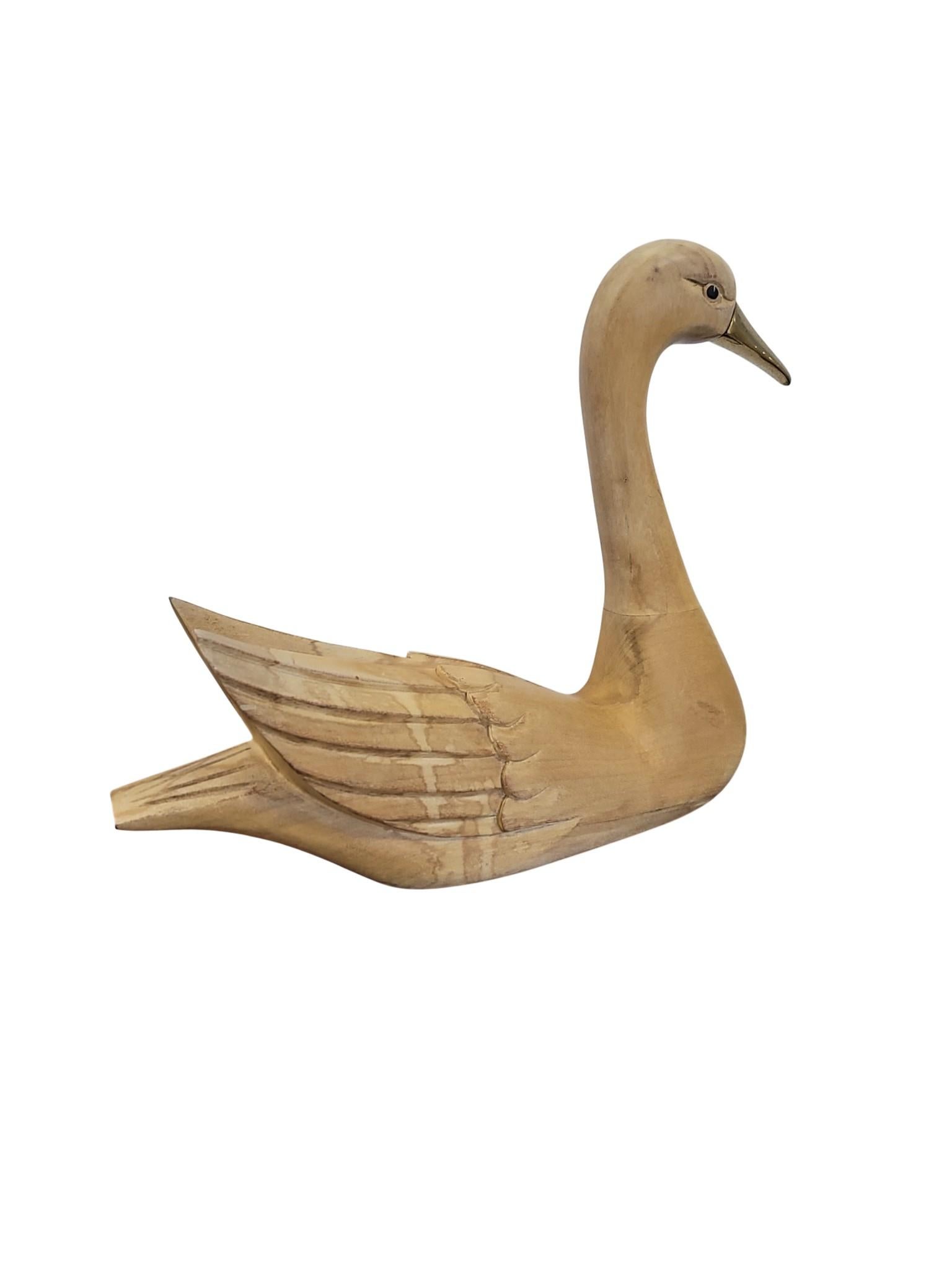 Cygne italien en bois sculpté à la main avec bec en laiton, c.1960s-70s. en vente 7