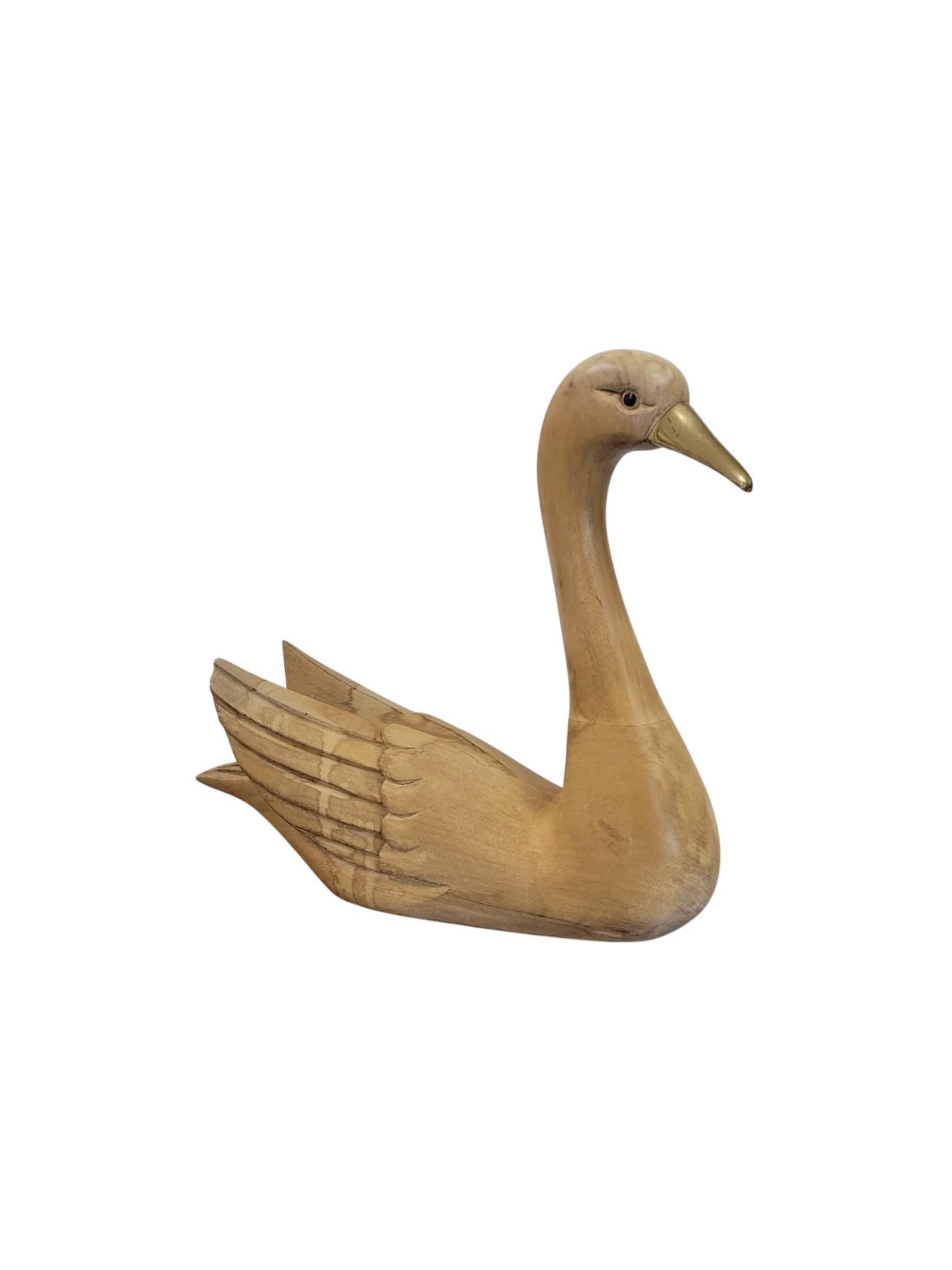 Mid-Century Modern Cygne italien en bois sculpté à la main avec bec en laiton, c.1960s-70s. en vente