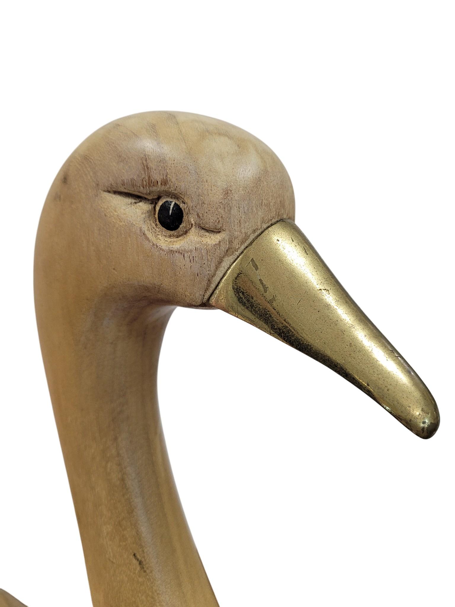 Sculpté Cygne italien en bois sculpté à la main avec bec en laiton, c.1960s-70s. en vente