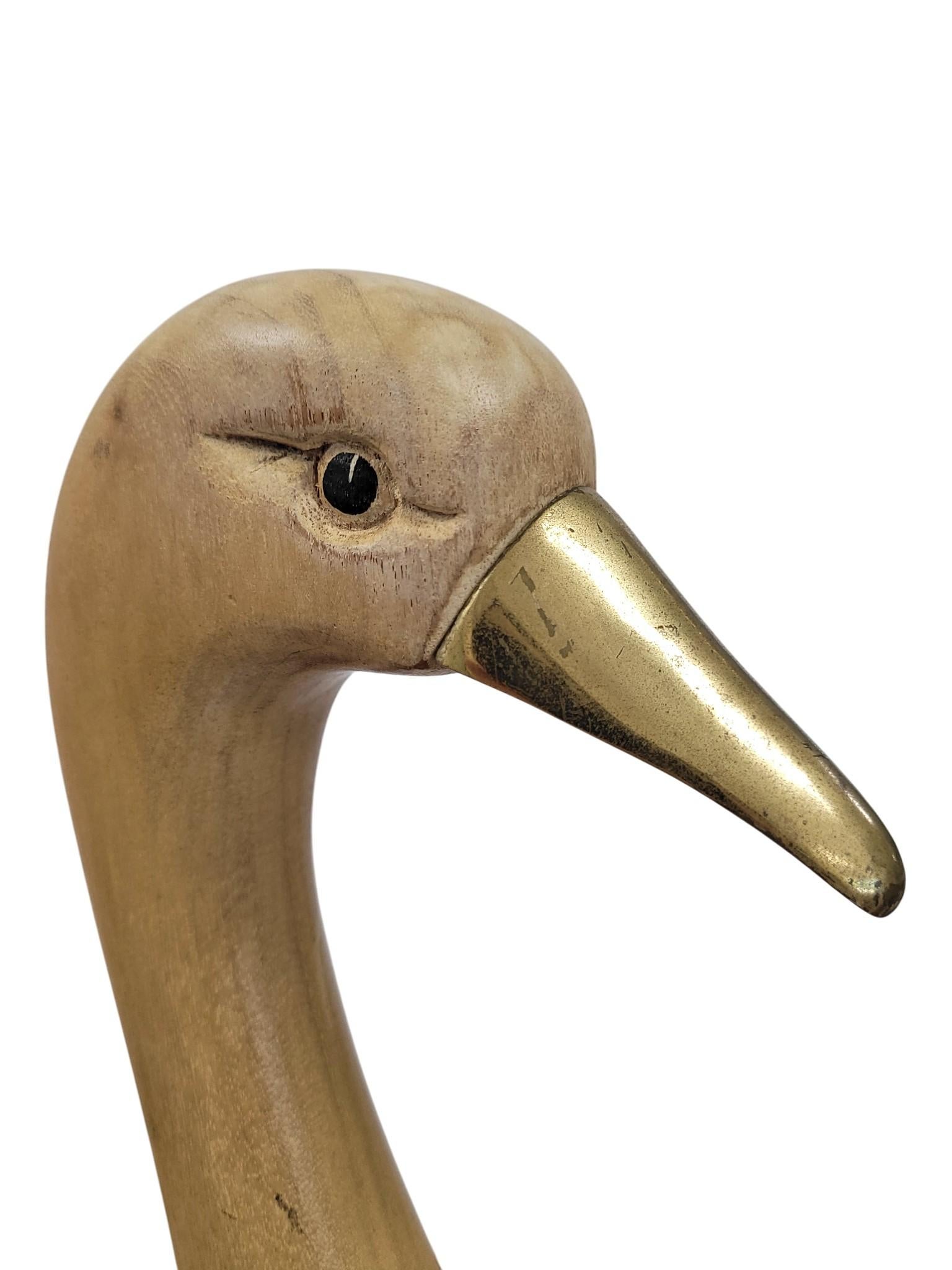 Cygne italien en bois sculpté à la main avec bec en laiton, c.1960s-70s. Bon état - En vente à North Palm Beach, FL