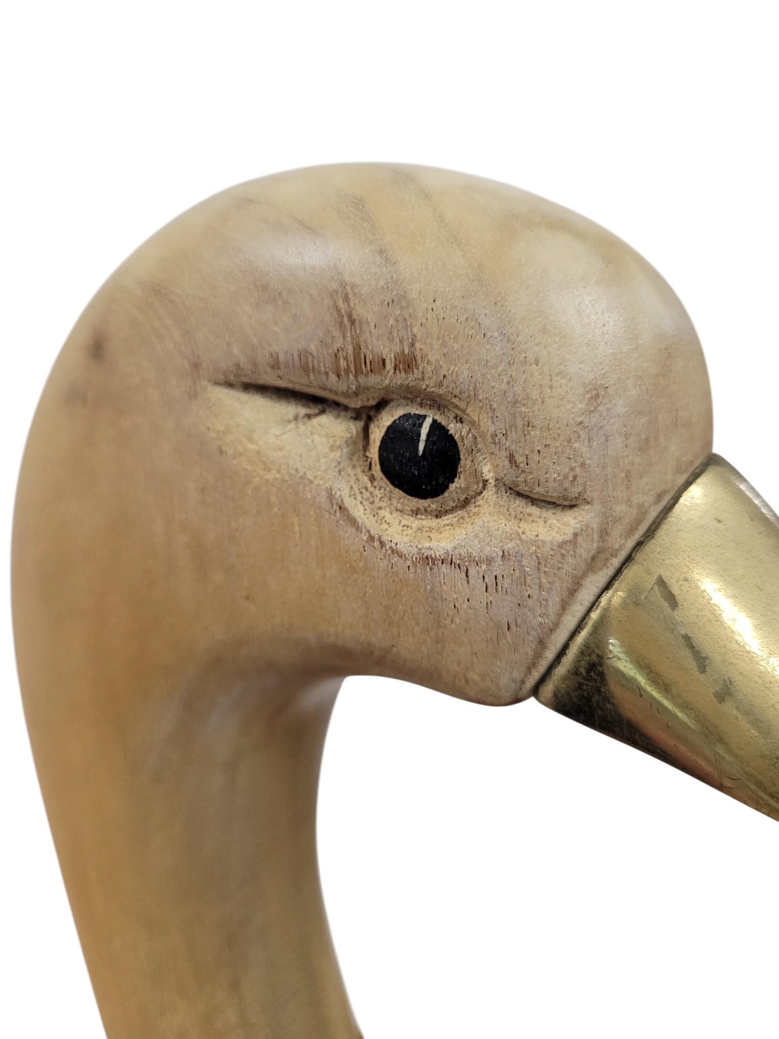 20ième siècle Cygne italien en bois sculpté à la main avec bec en laiton, c.1960s-70s. en vente