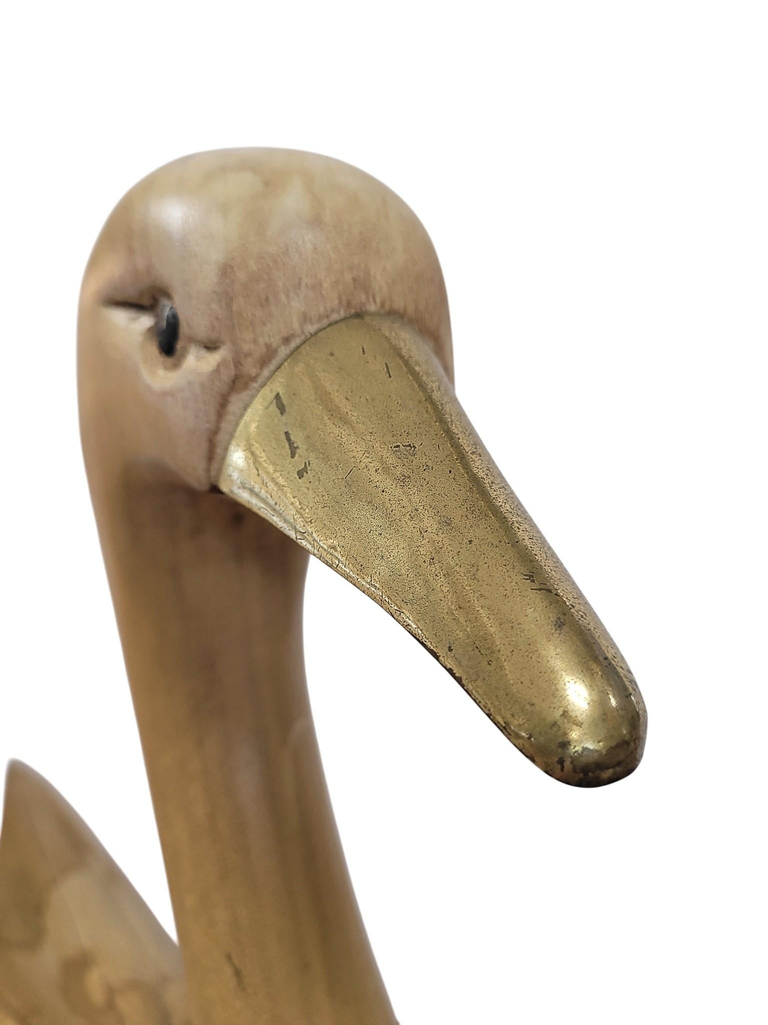 Laiton Cygne italien en bois sculpté à la main avec bec en laiton, c.1960s-70s. en vente