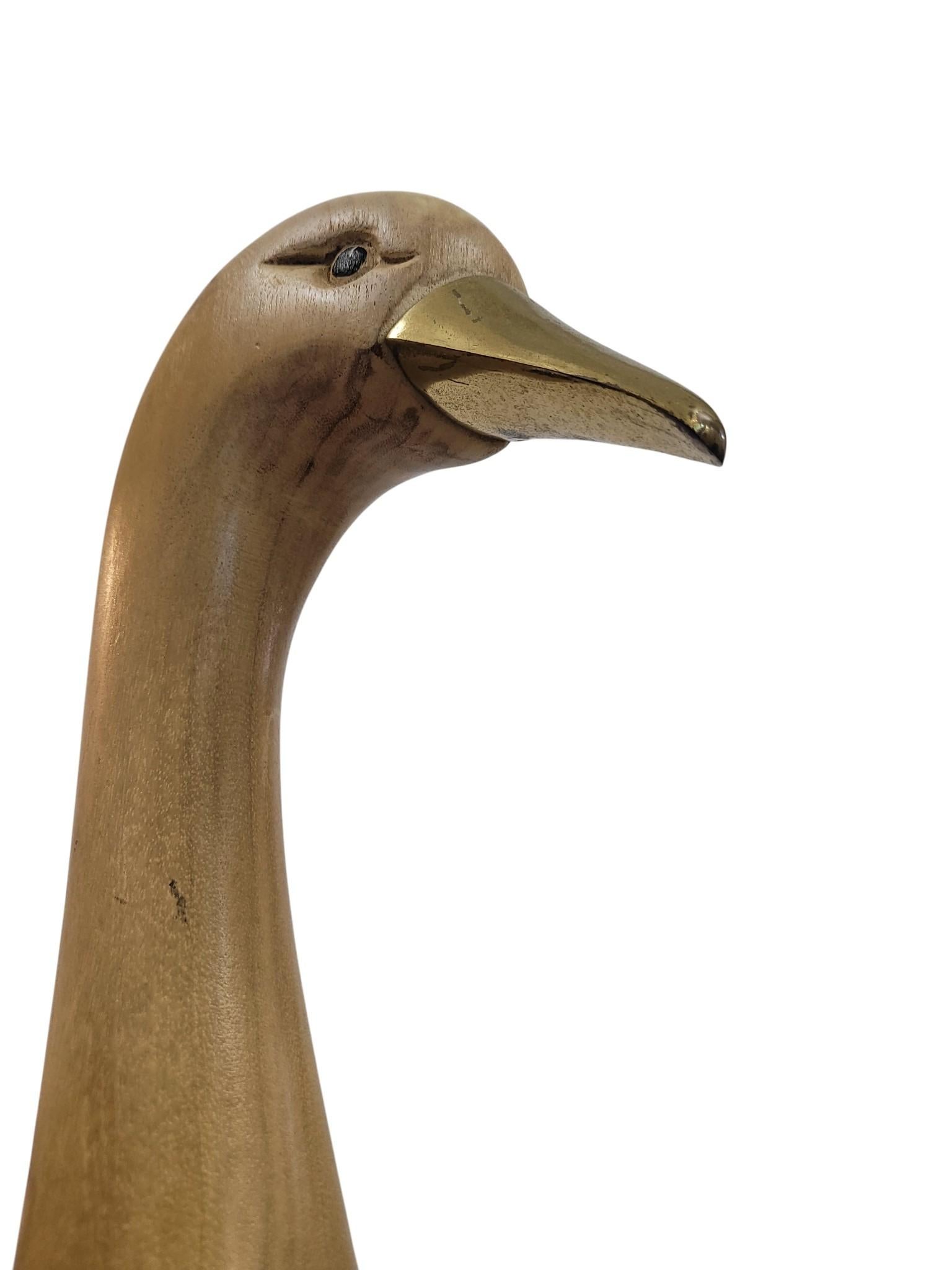 Cygne italien en bois sculpté à la main avec bec en laiton, c.1960s-70s. en vente 1