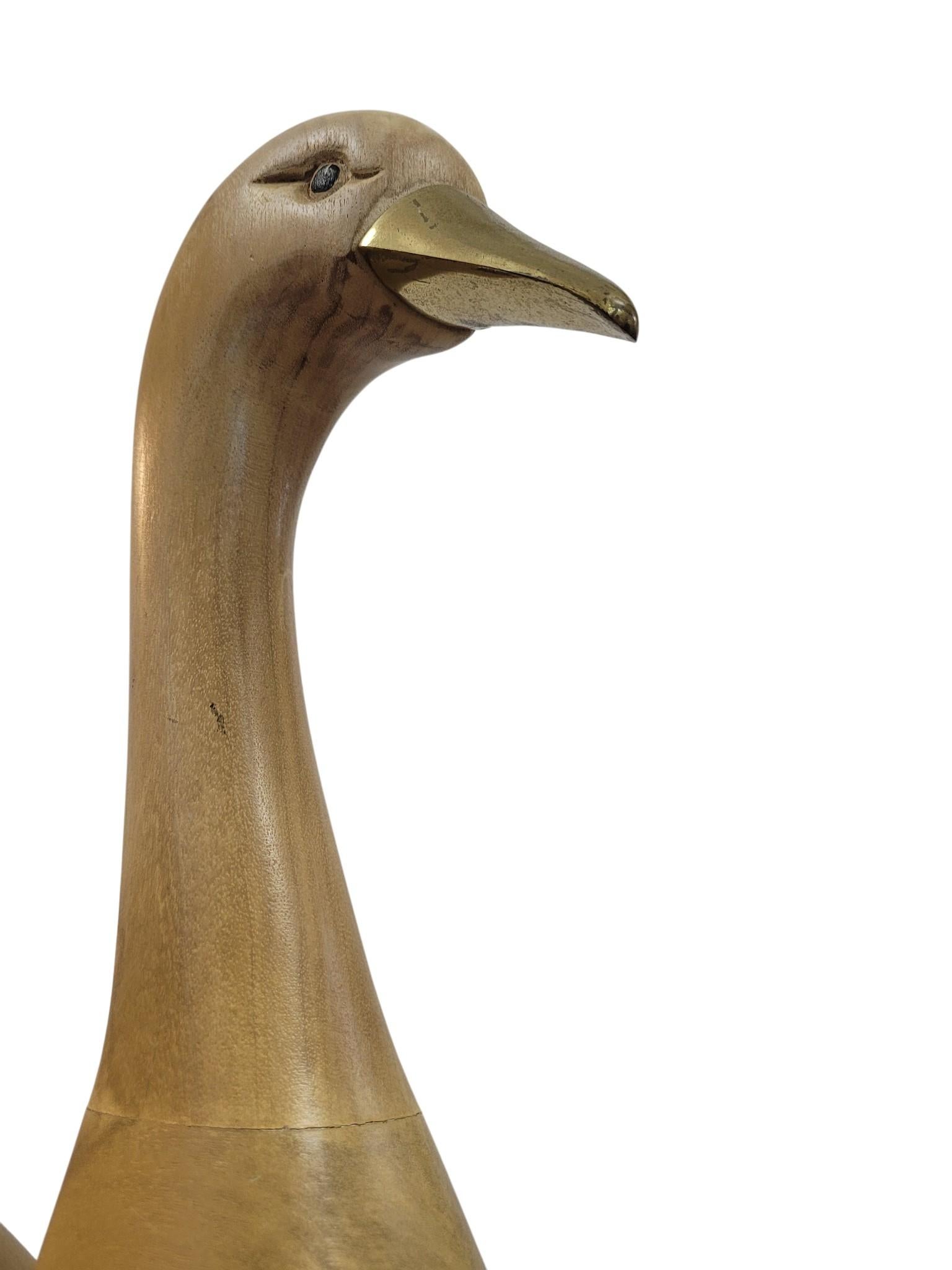Cygne italien en bois sculpté à la main avec bec en laiton, c.1960s-70s. en vente 2