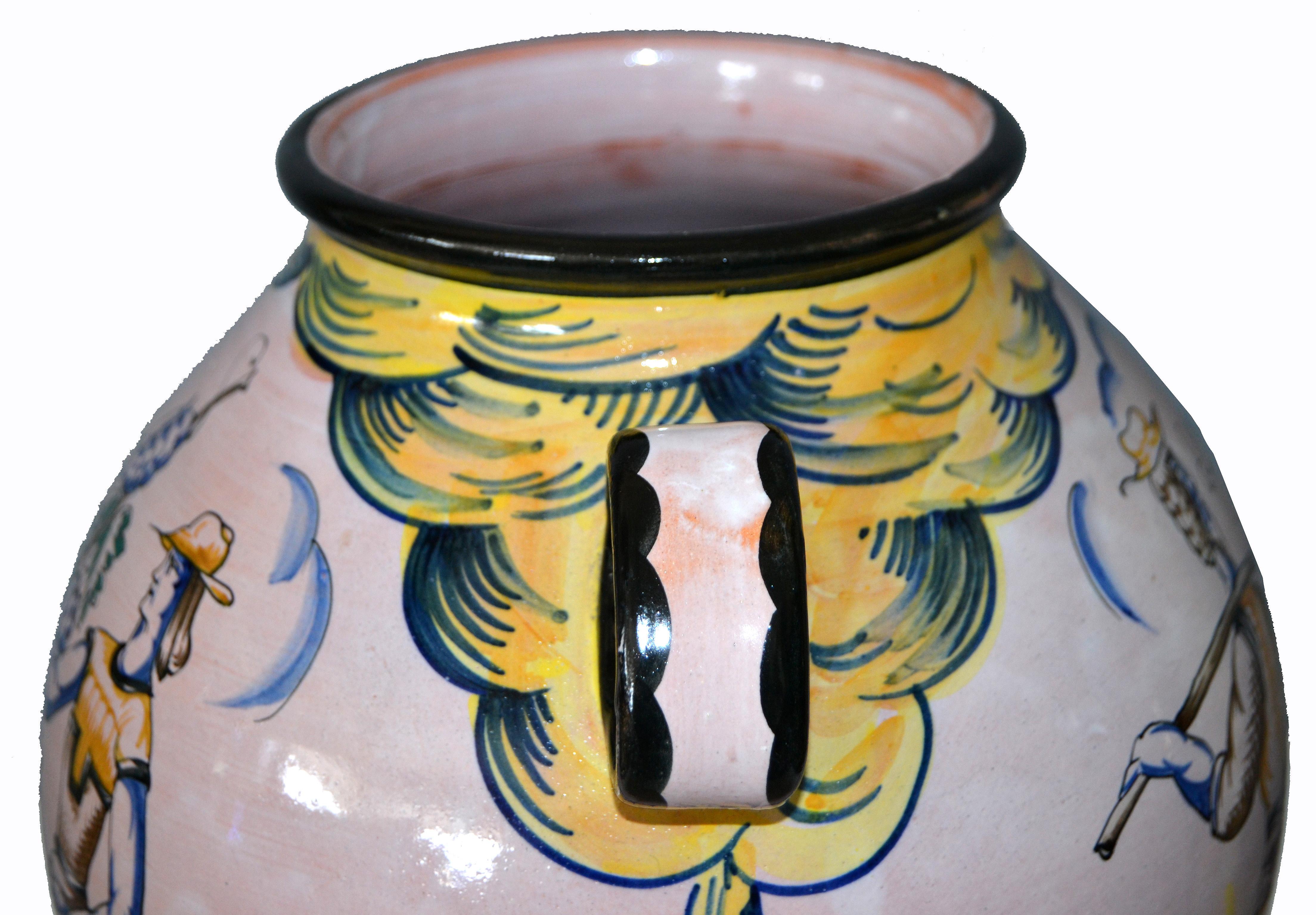 Vase en terre cuite peint à la main, italien et moderne du milieu du siècle, avec poignées Bon état - En vente à Miami, FL