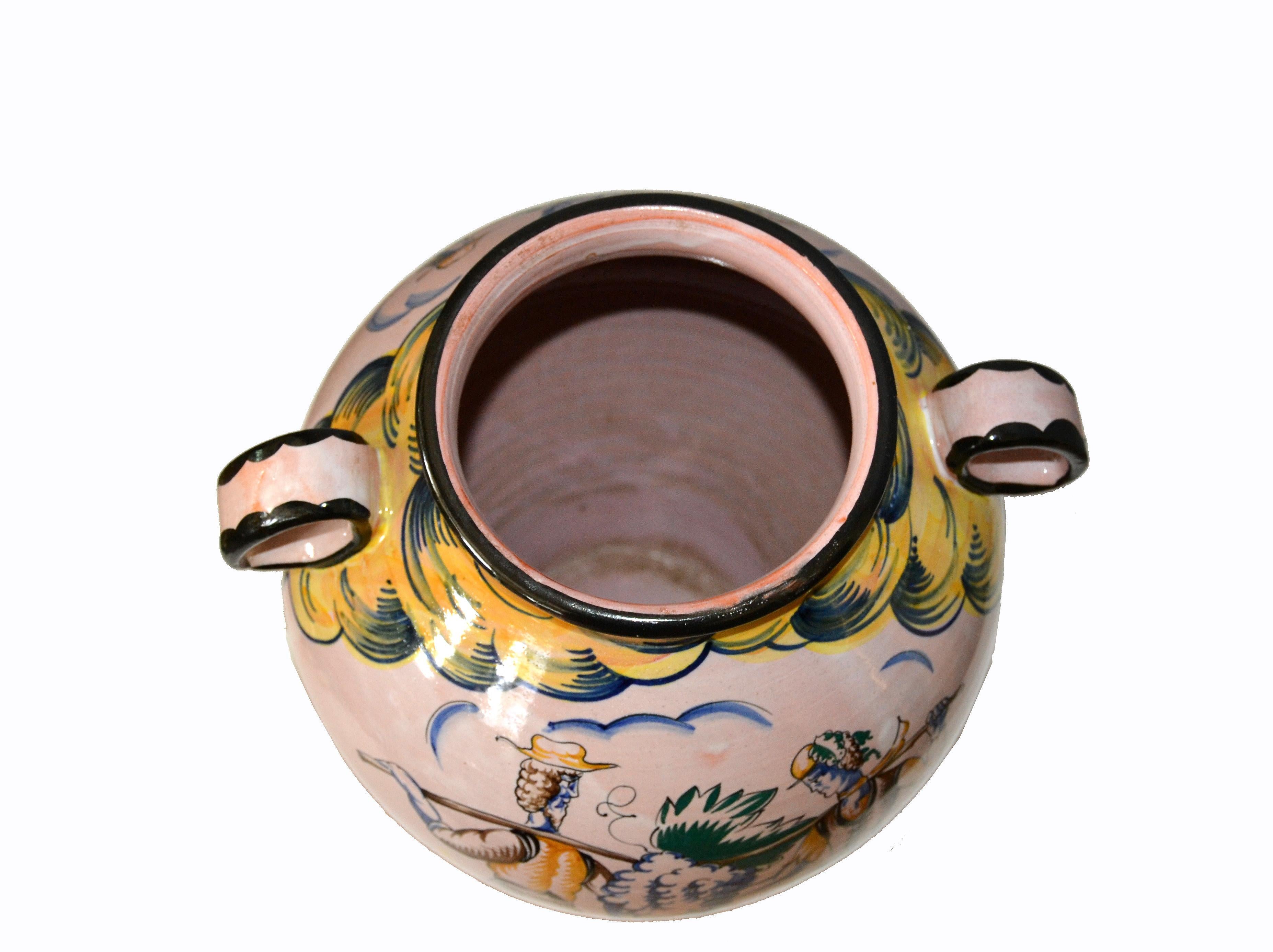 Terre cuite Vase en terre cuite peint à la main, italien et moderne du milieu du siècle, avec poignées en vente