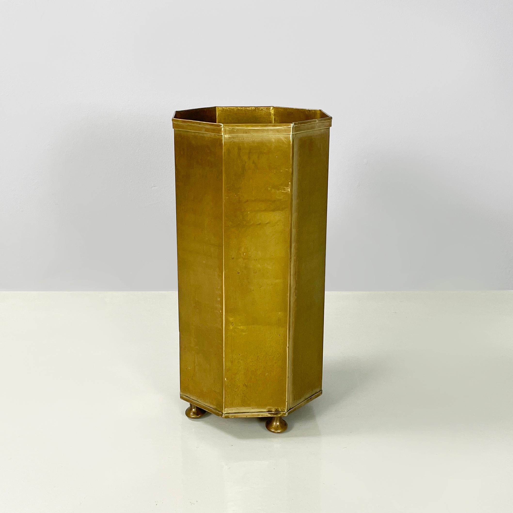 Italian mid-century modern Hexagonal umbrella stand in brass, 1950s
Umbrella stand with hexagonal base entirely in brass. Round feet at the base.
1950s
Good condition, in patina. Light signs of age.
Measurements in cm 27x27x54h
The umbrella stand is