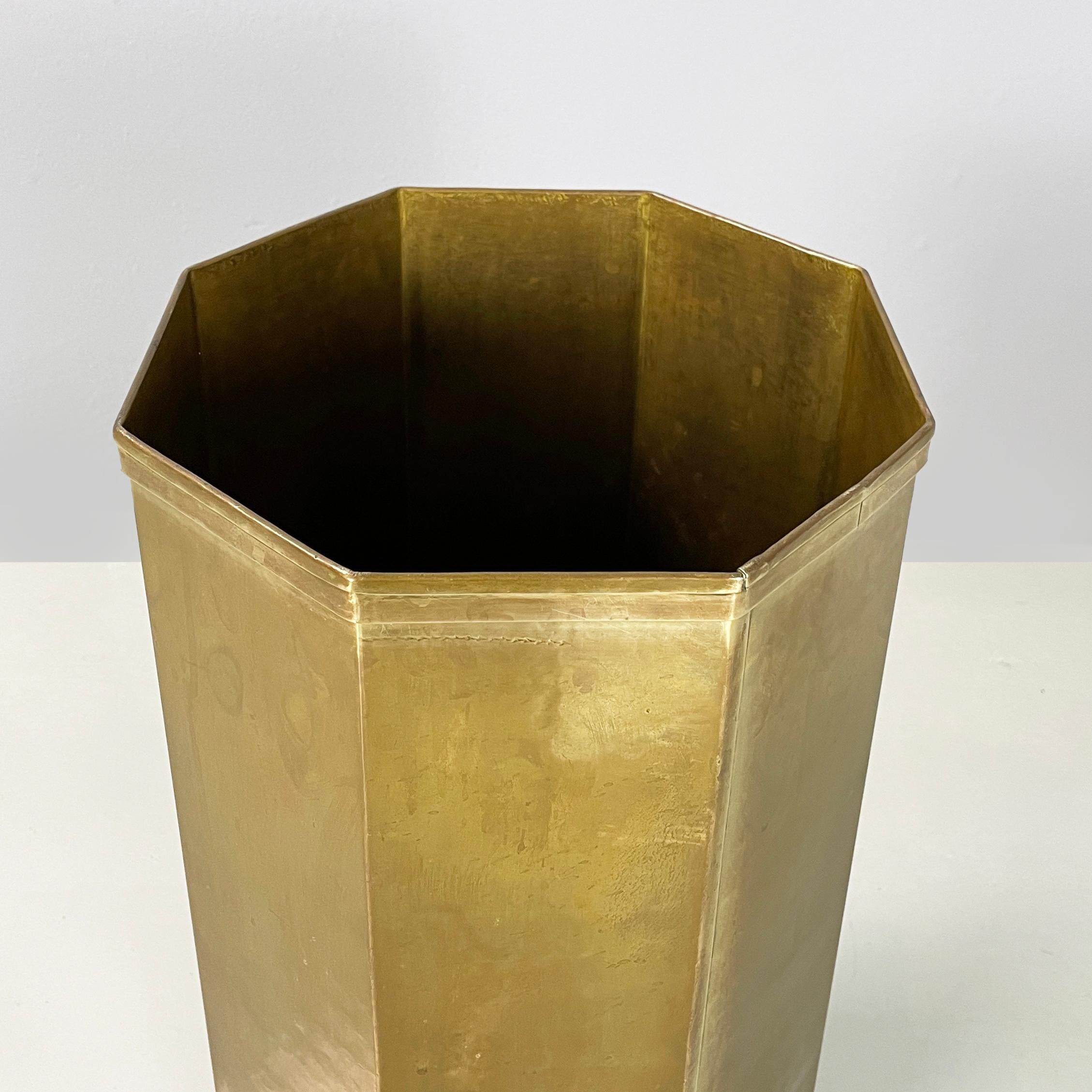 Italian mid-century modern Hexagonal umbrella stand in brass, 1950s In Good Condition For Sale In MIlano, IT