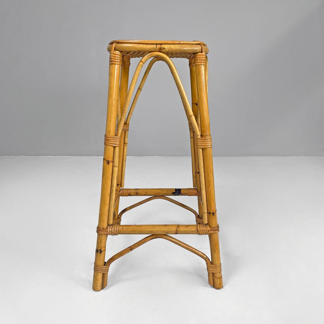 Italian mid-century modern high rattan bar stools with square base, 1960s In Good Condition For Sale In MIlano, IT