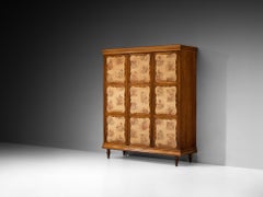 Credenza alta italiana in stile Mid-Century Modern con pannelli in tessuto illustrato, color castagna