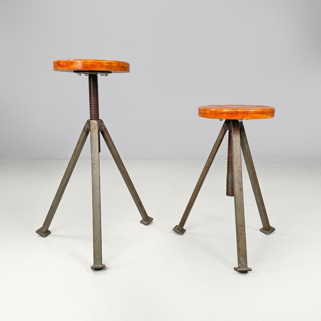 Italian mid-century modern industrial adjustable stools in wood and metal, 1960s
Pair of stools with round swivel wooden seat. The metal structure is composed of three legs that develop outwards, with a square foot that rests diagonally on the