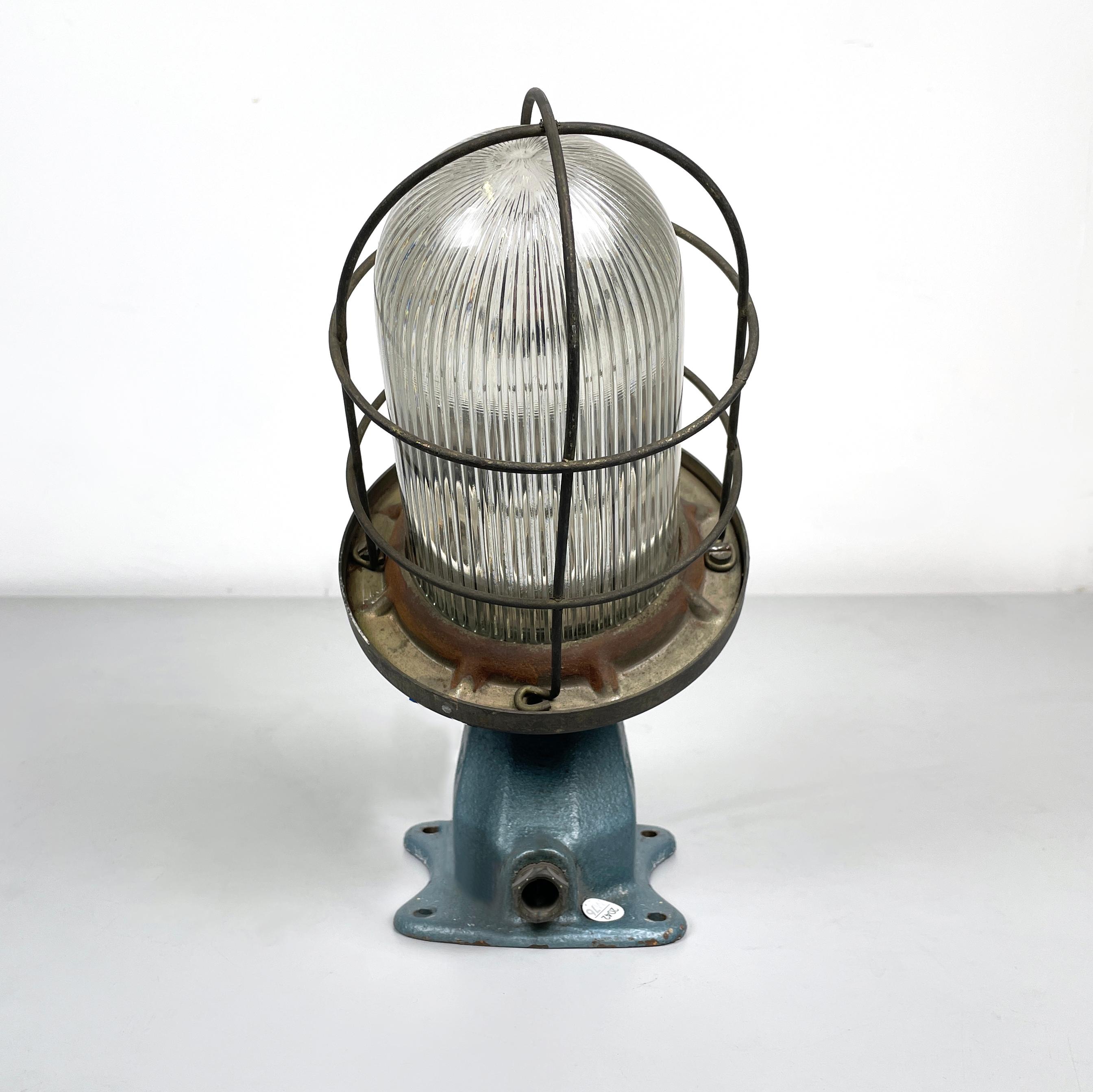 Italian mid-century modern Industrial wall lamp  in metal, 1960s
Industrial wall lamp with grey-blue painted metal structure. The round base diffuser of the spotlight is made up of a bell-shaped metal cage.
This lamp came from 1960 approx.
Good
