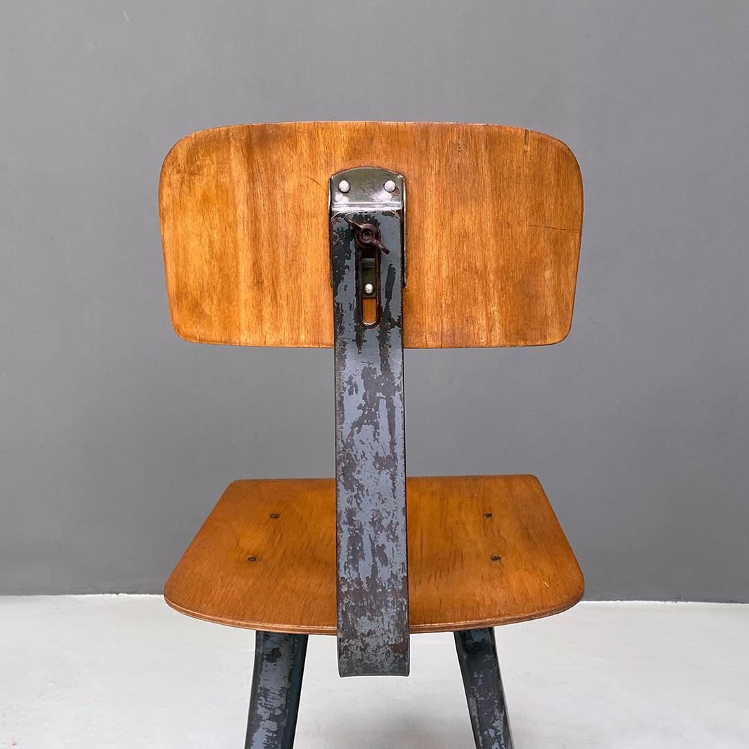 Paire de tabourets industriels italiens en bois et fer, de style mi-siècle moderne, années 1960 en vente 4