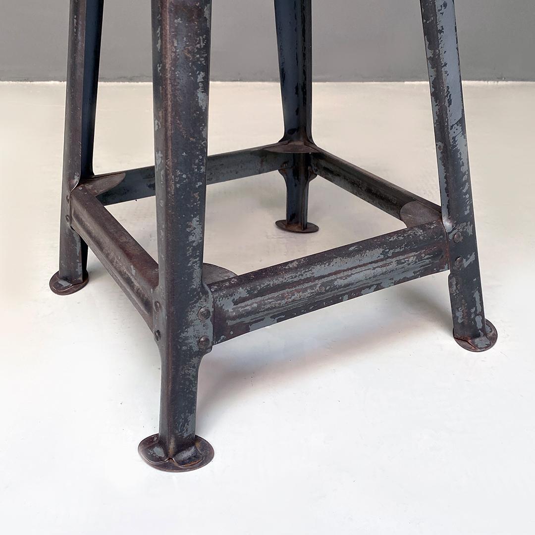Italian Mid-Century Modern Iron and Wood Industrial Pair of Stools, 1960s For Sale 10