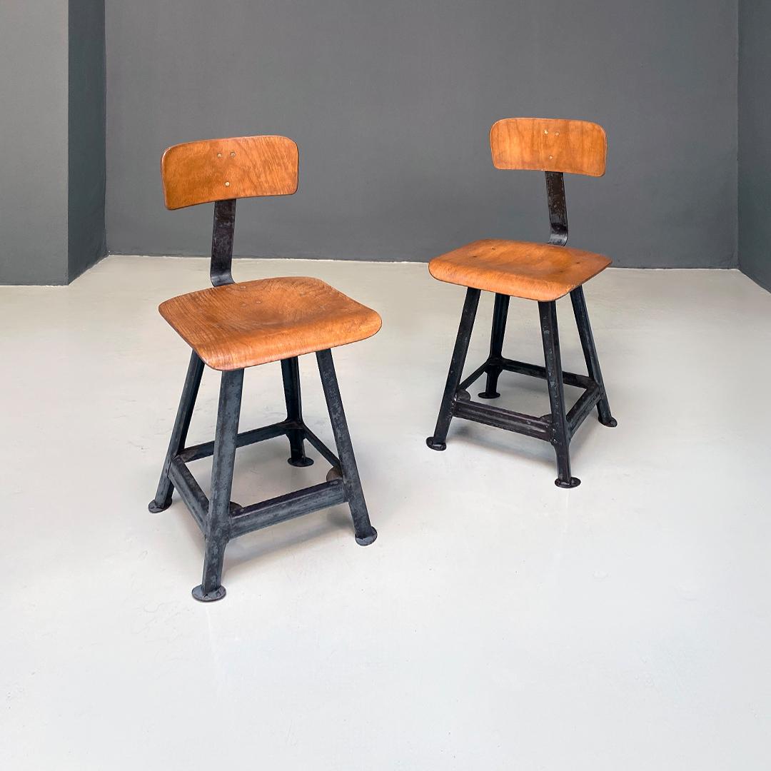 Italian Mid-Century Modern iron and wood industrial pair of stools, 1960s.
Industrial stools with fixed height, iron structure with shaped leg and flat tip, also in iron. Adjustable backrest and wooden seat.
1960s
Good condition, iron in vintage