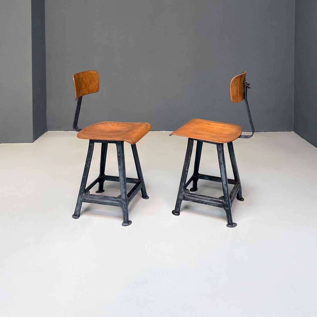 Italian Mid-Century Modern Iron and Wood Industrial Pair of Stools, 1960s In Good Condition For Sale In MIlano, IT